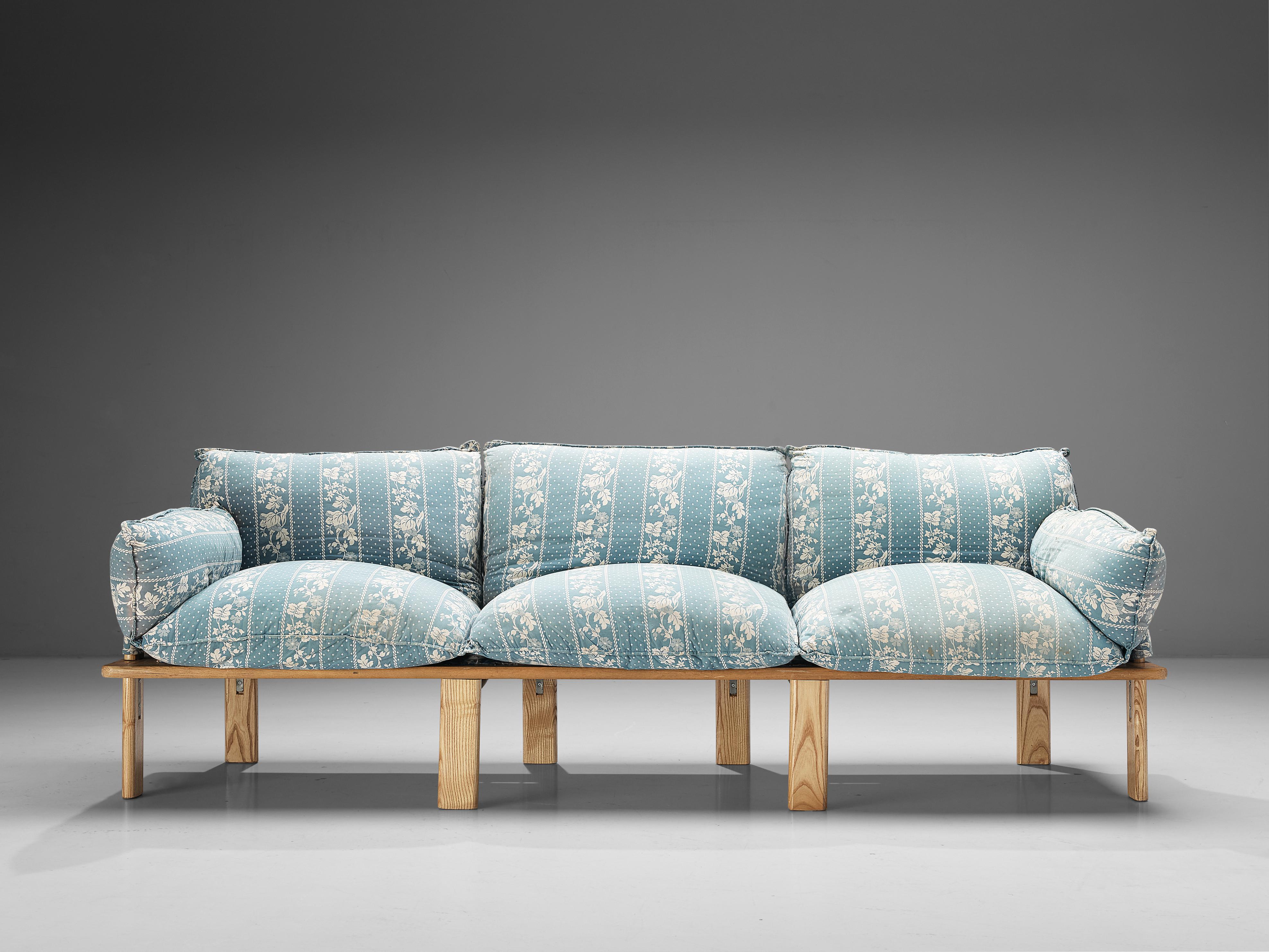 Giovanni Offredi for Saporiti, sofa, ash, fabric, Italy, 1970s 

This charming Italian sofa comes with a delicate upholstery featuring a light blue overtone decorated with an illustrative pattern of fauna and flora, petite dots and elegant lines,