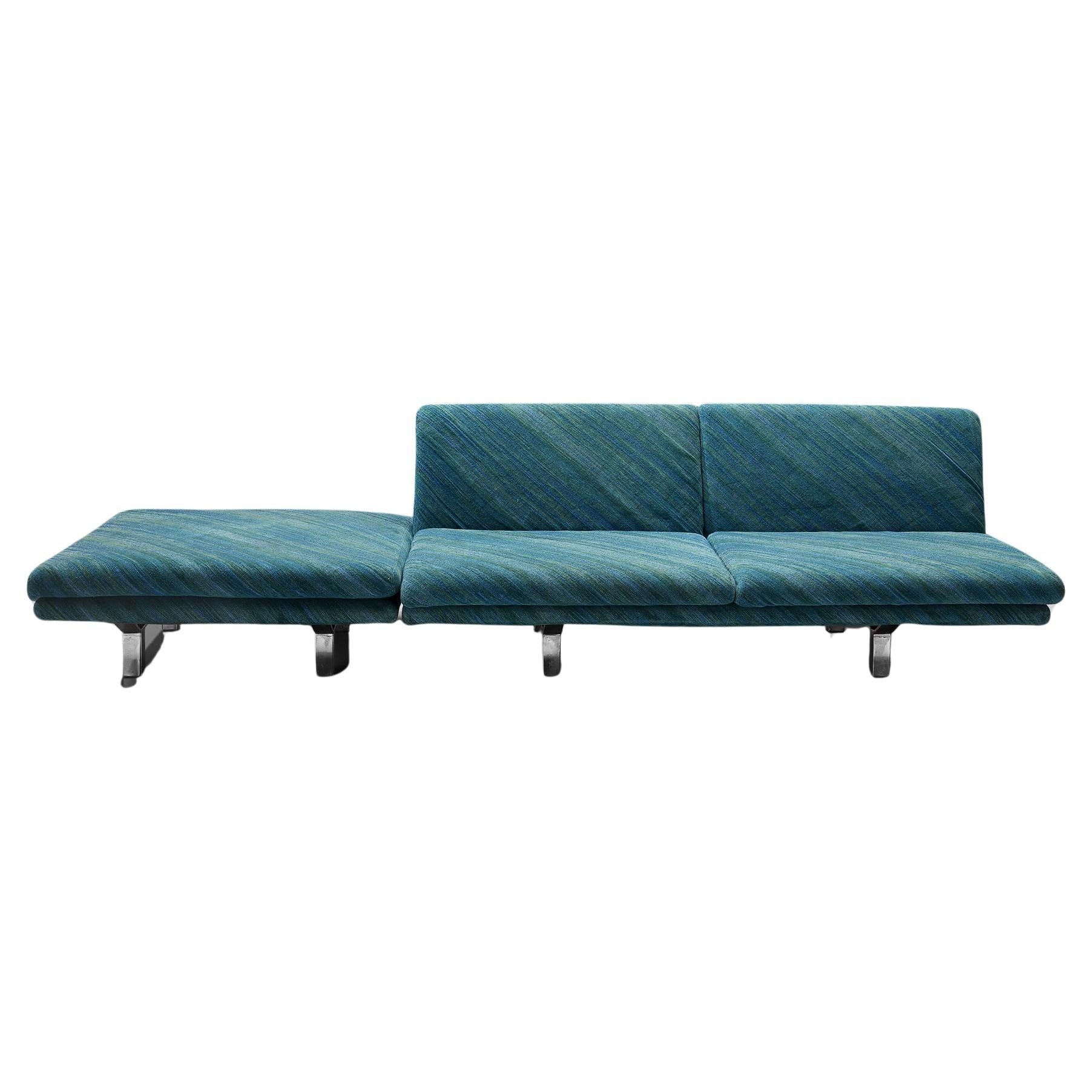 Saporiti, canapé deux places, ottoman, rembourré en tissu texturé vert-bleu, pieds en métal, Italie, années 1960

Canapé avec ottoman fabriqué par Saporiti. Ce canapé est conçu pour être épuré, élégant et attirer le regard. Il comporte trois sièges