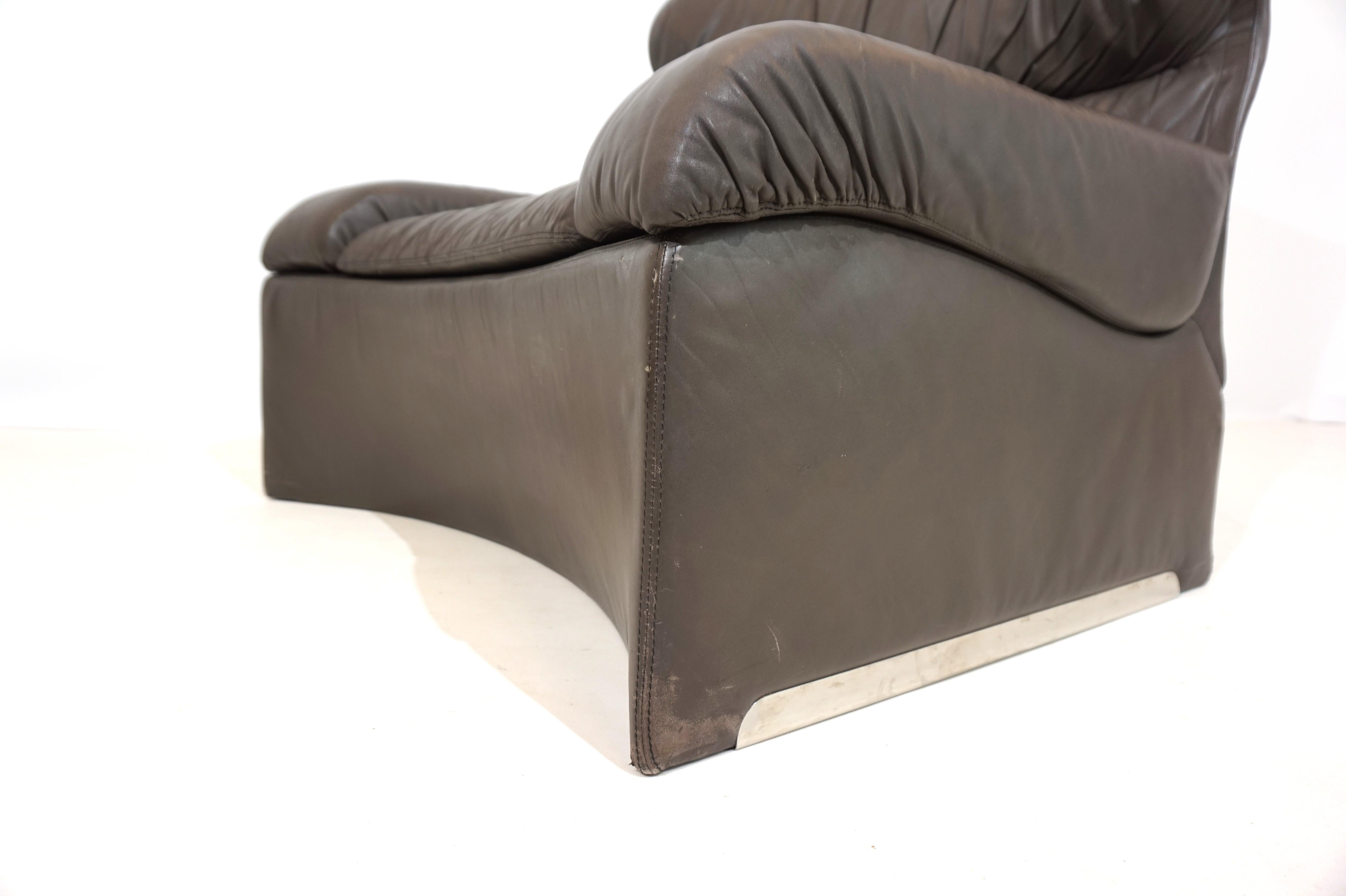 Saporiti Vela Alta leather armchair with ottoman by Giovanni Offredi For Sale 3