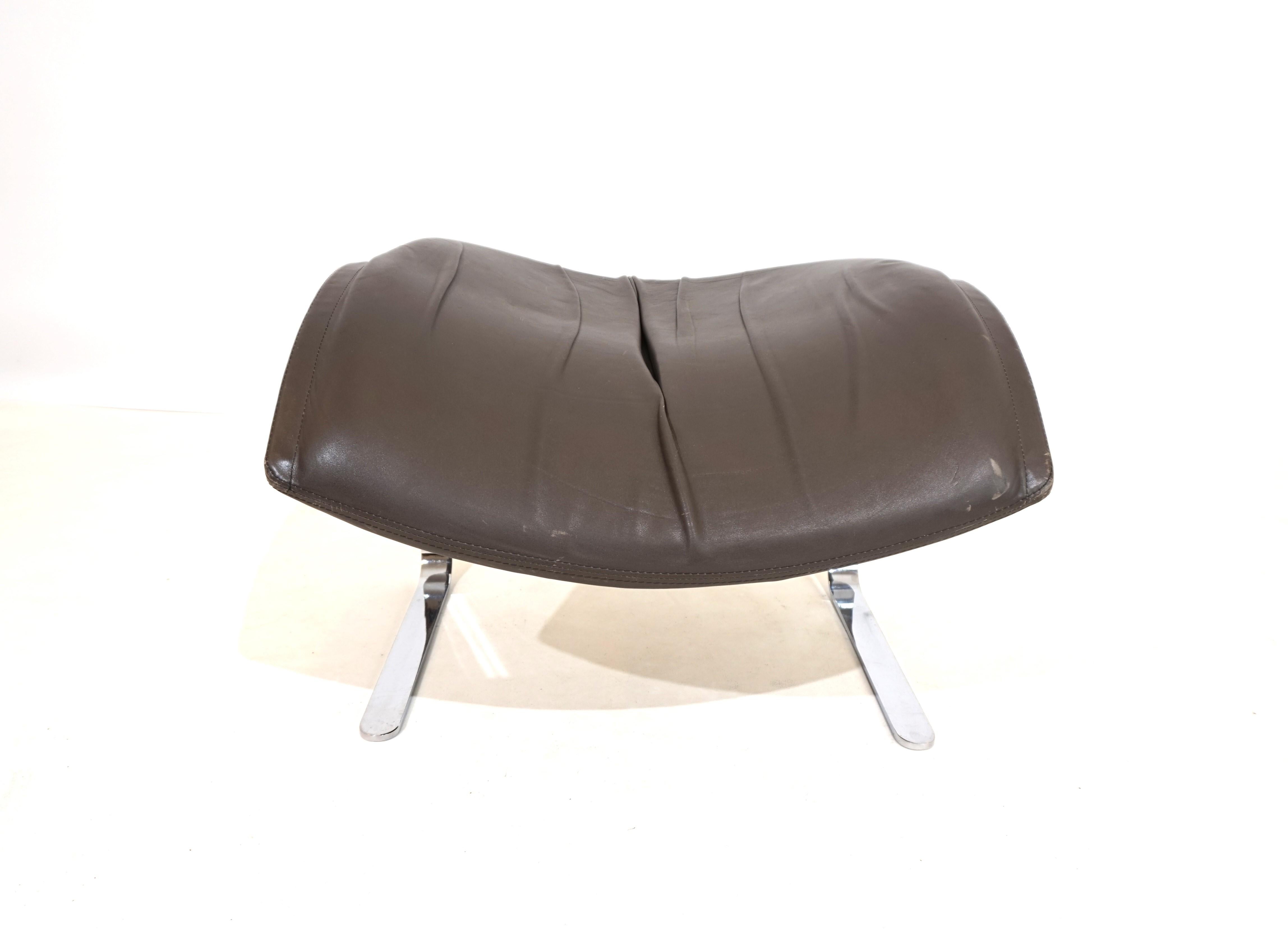 Saporiti Vela Alta leather armchair with ottoman by Giovanni Offredi For Sale 5