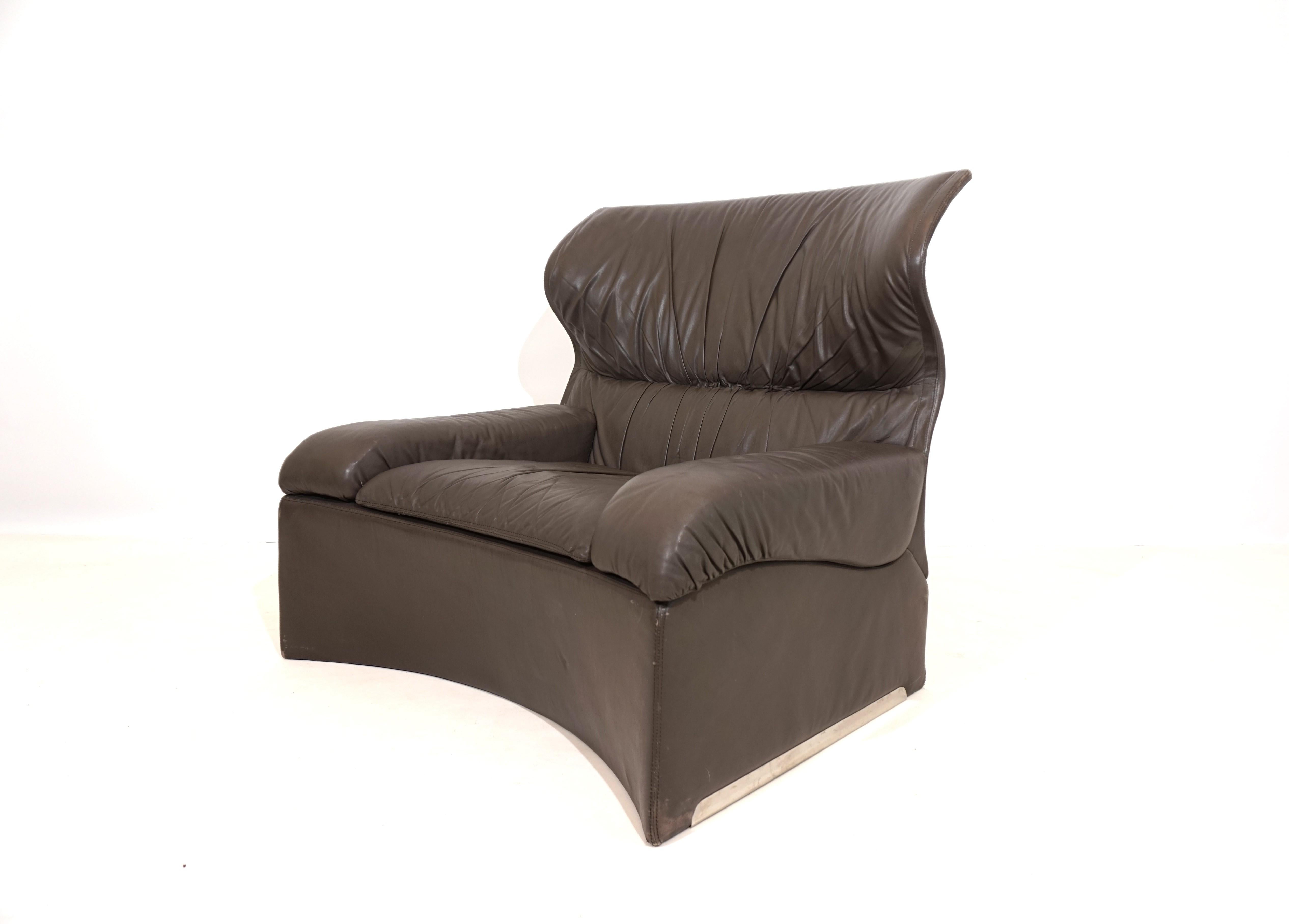 Saporiti Vela Alta leather armchair with ottoman by Giovanni Offredi For Sale 6