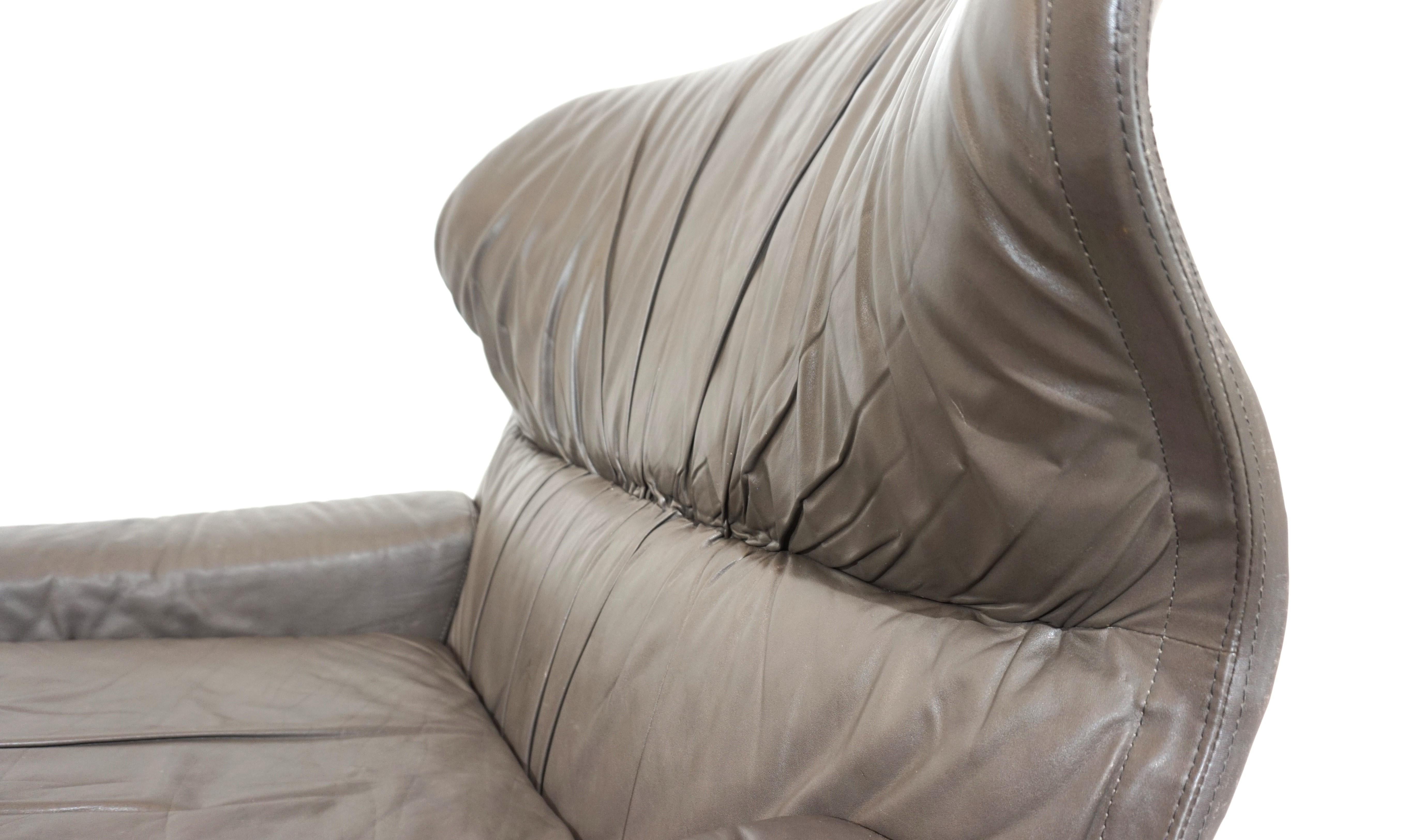 Saporiti Vela Alta leather armchair with ottoman by Giovanni Offredi For Sale 8