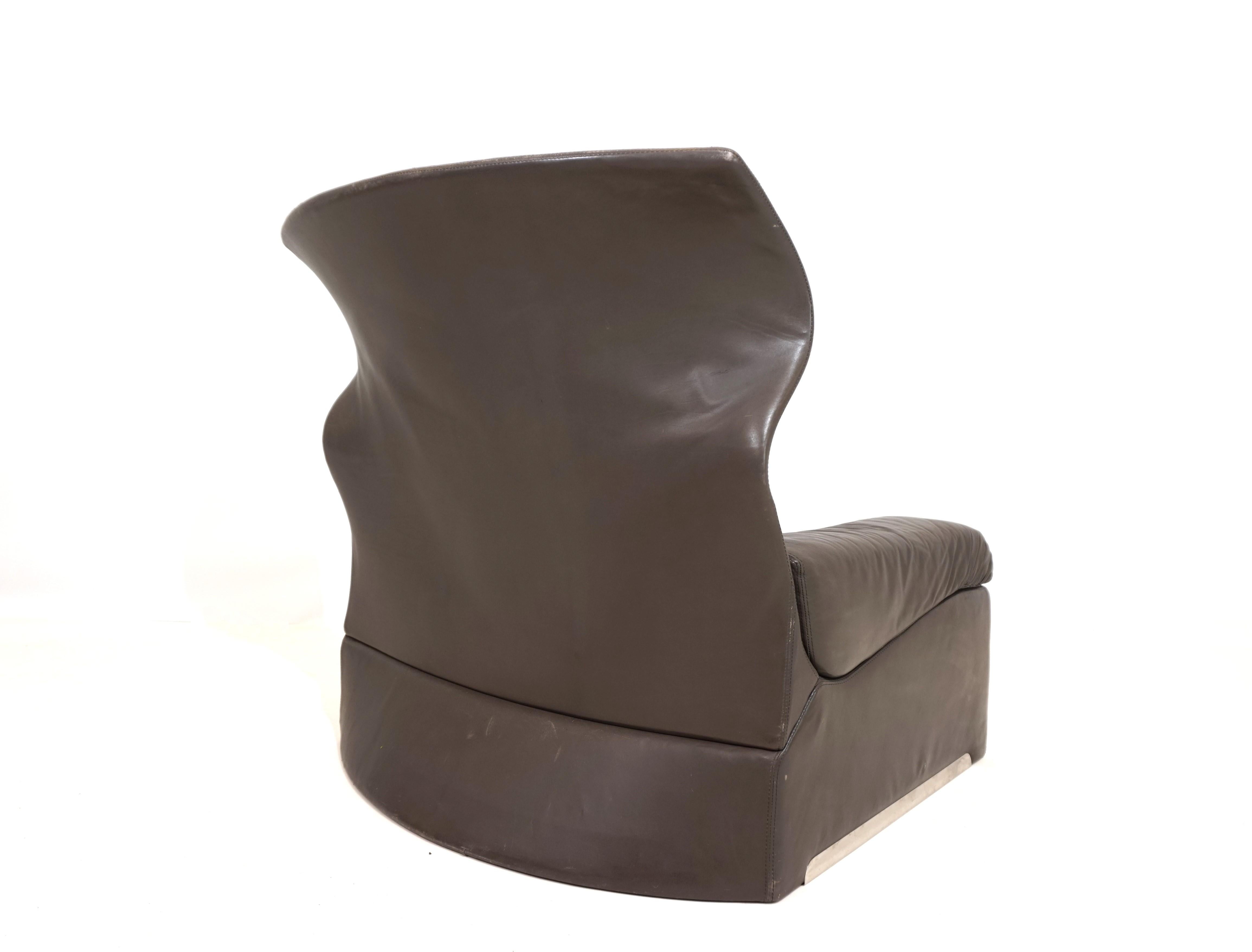 Saporiti Vela Alta leather armchair with ottoman by Giovanni Offredi For Sale 9