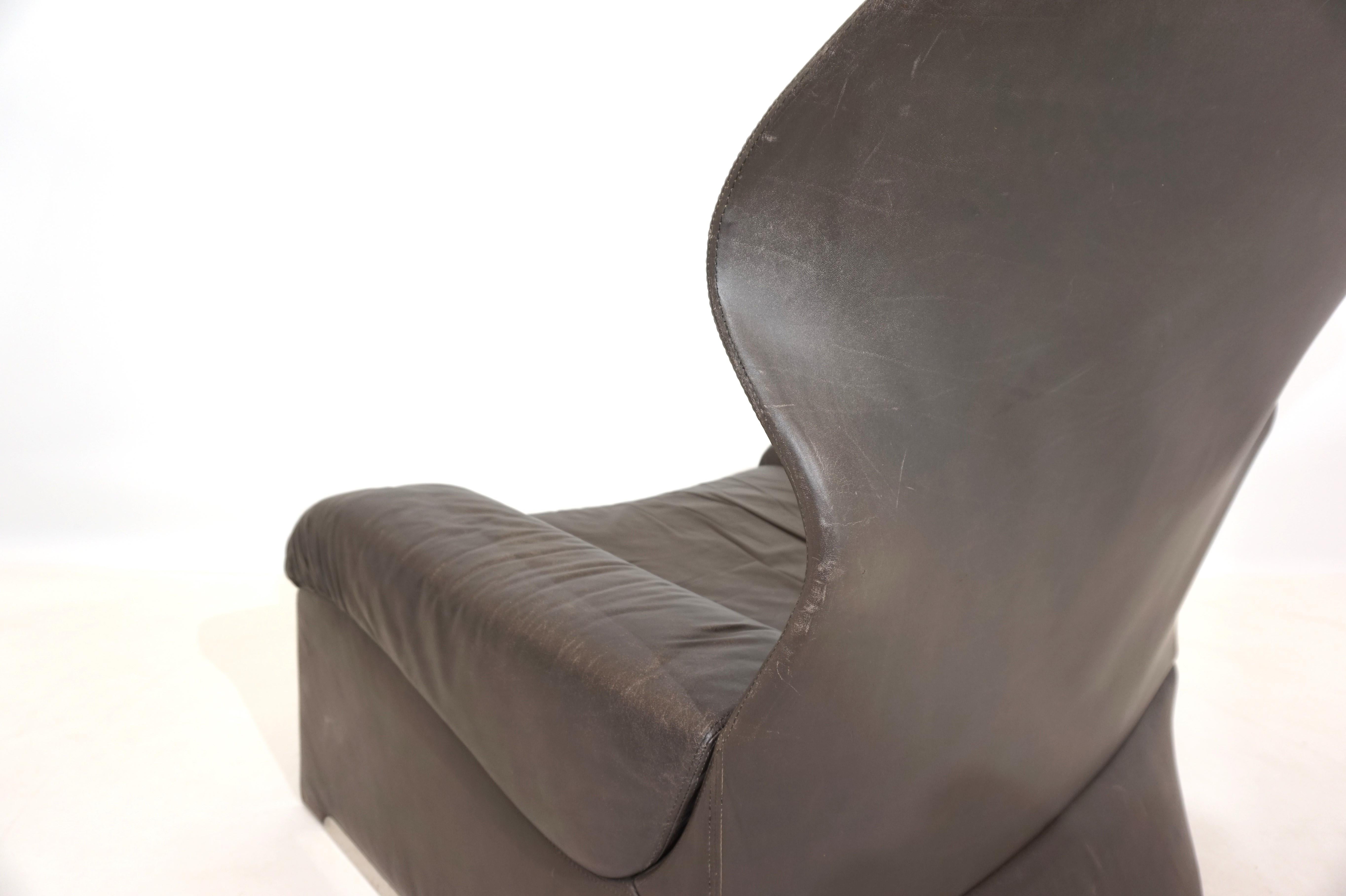 Saporiti Vela Alta leather armchair with ottoman by Giovanni Offredi For Sale 1