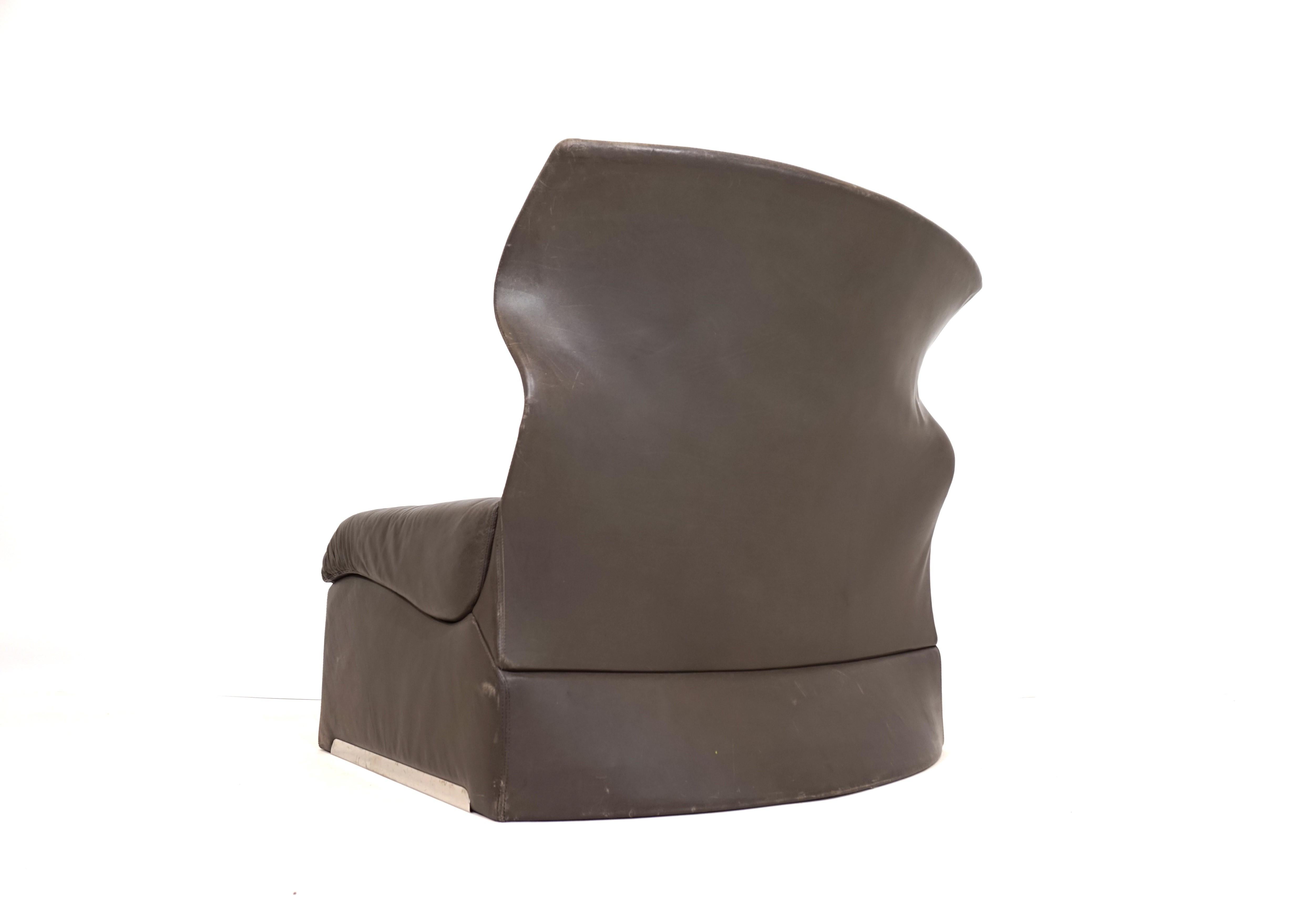 Saporiti Vela Alta leather armchair with ottoman by Giovanni Offredi For Sale 2
