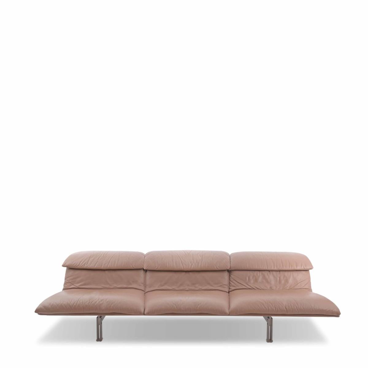 Saporiti 'Wave'' sofa by Giovanni Offredi with tan leather upholstery, circa late 1970s, maybe early 1980s.
Measures: Seat height-16.5