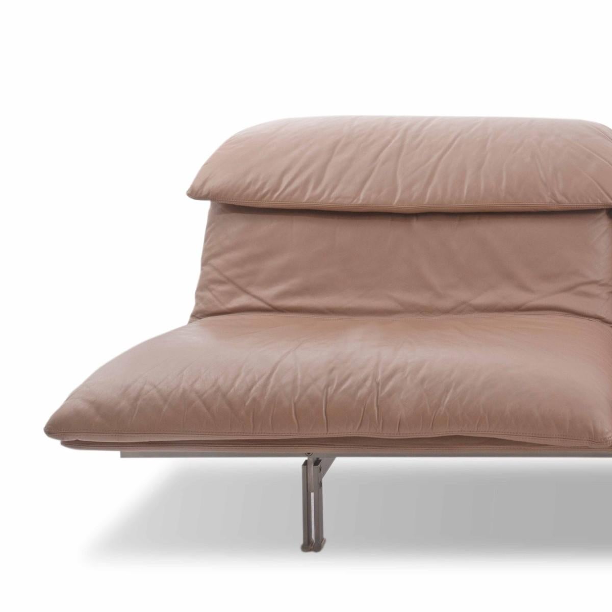 Saporiti 'Wave' loveseat by Giovanni Offredi with tan leather upholstery, circa 1970, early 1980s, 

Measures: Seat height 16.5