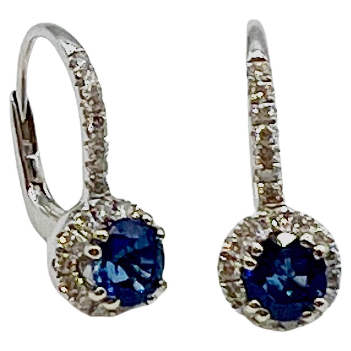 Boucles d'oreilles en or blanc 18 carats avec saphir de 1,15 carat et halo de diamants à l'arrière