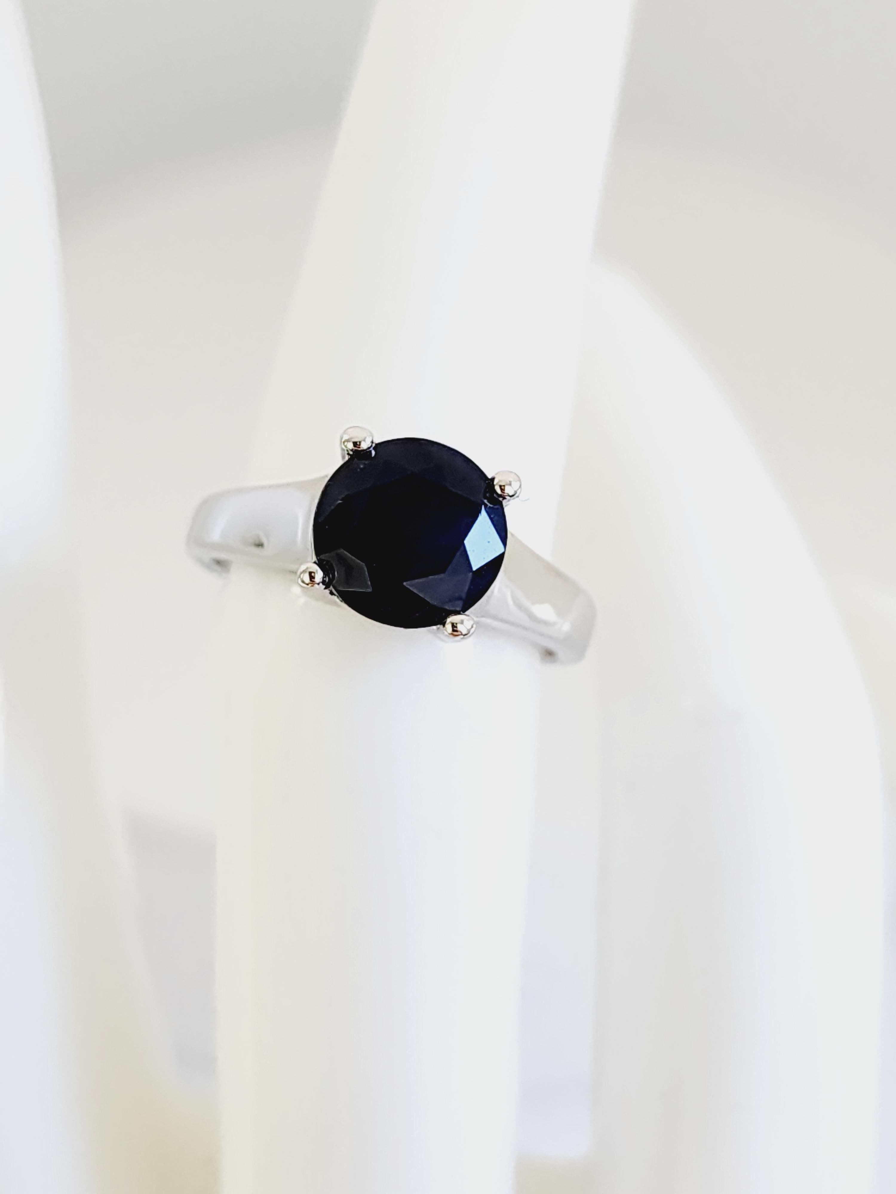 2.58 Carats Sapphire 14 Karat White Gold Ring. Ring size: 7