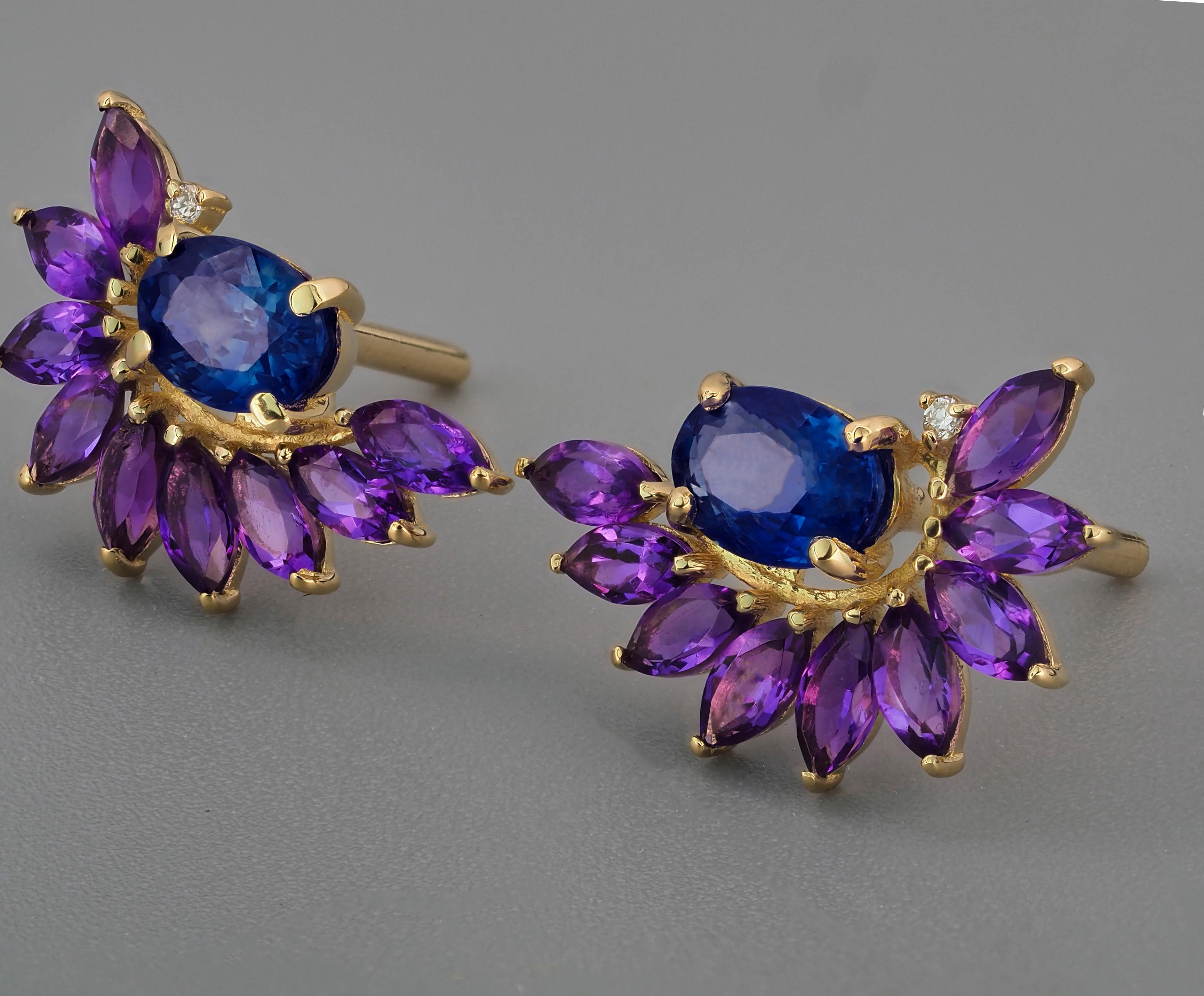Modern Sapphire 14k gold earrings studs.  For Sale