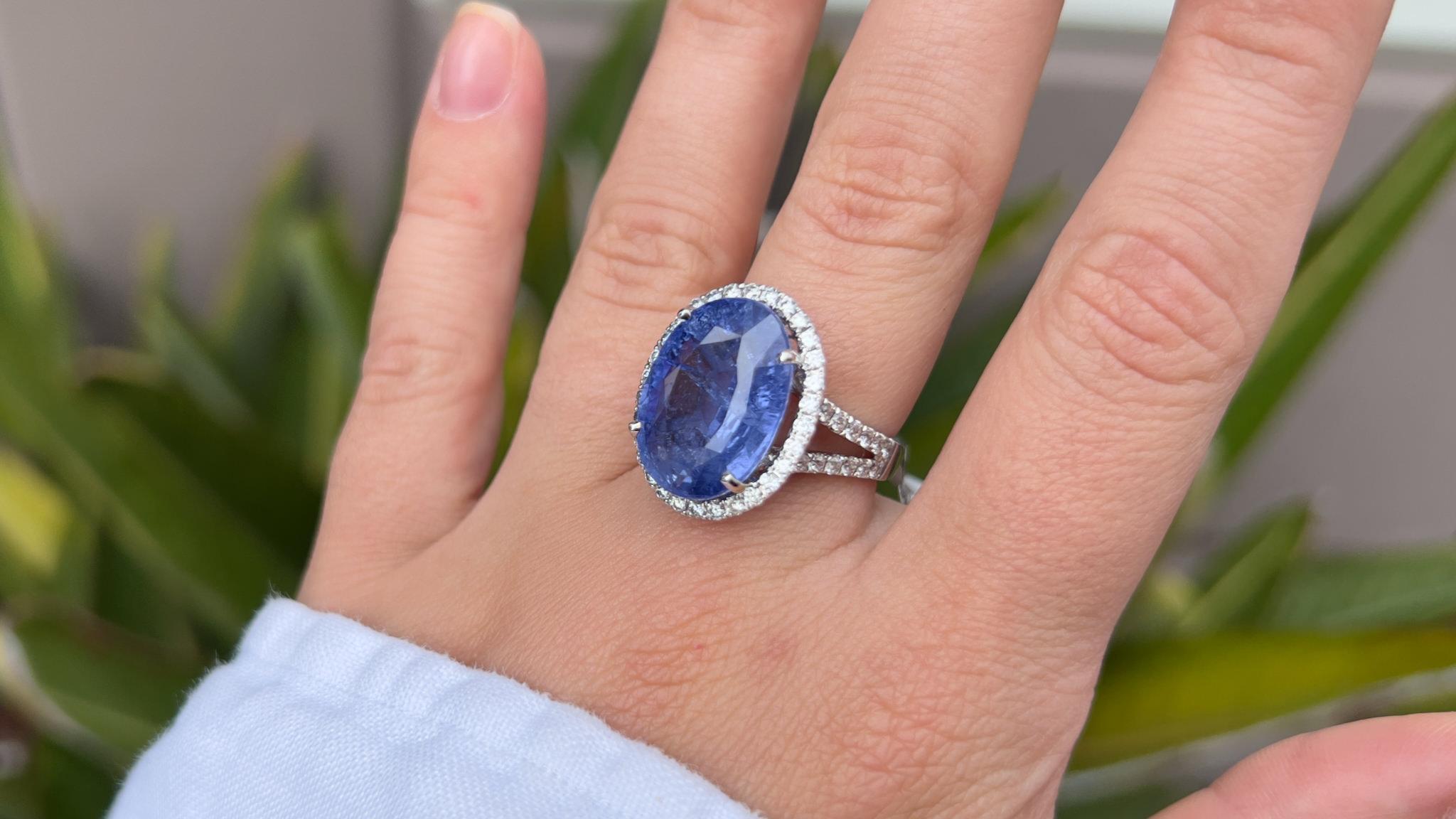 Contemporary Sapphire 16.08 Carat Ring with Diamonds 18k Gold For Sale