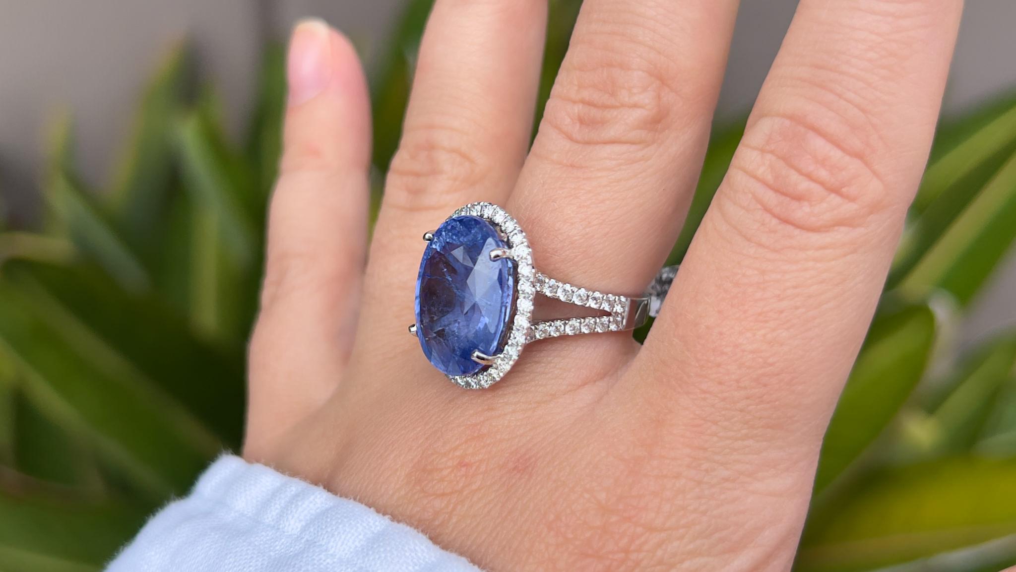 Sapphire 16.08 Carat Ring with Diamonds 18k Gold In Excellent Condition For Sale In Carlsbad, CA