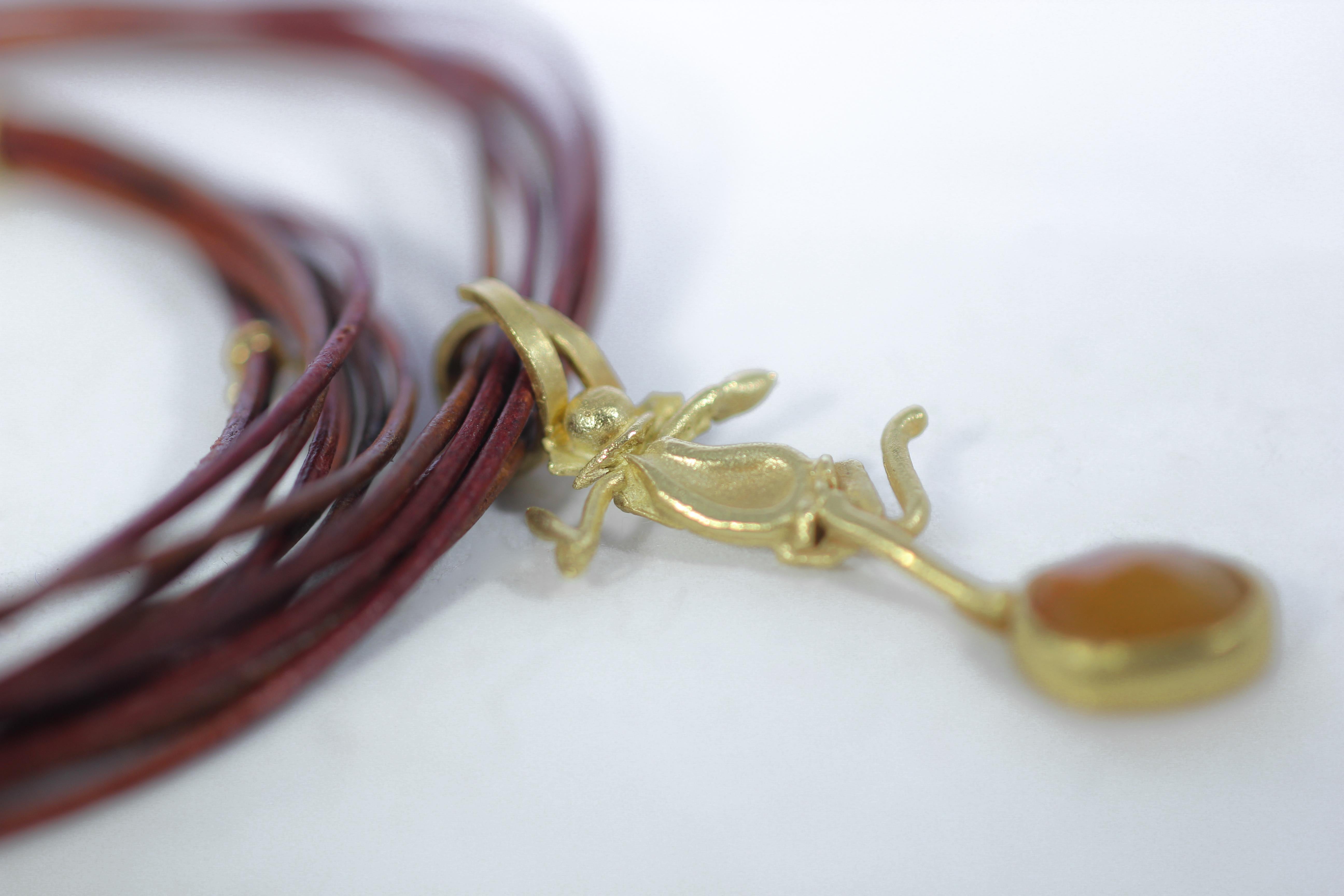 Saphir-Halskette aus 18 Karat Gold mit Figurenanhänger auf mehrreihigem Leder (Ovalschliff) im Angebot