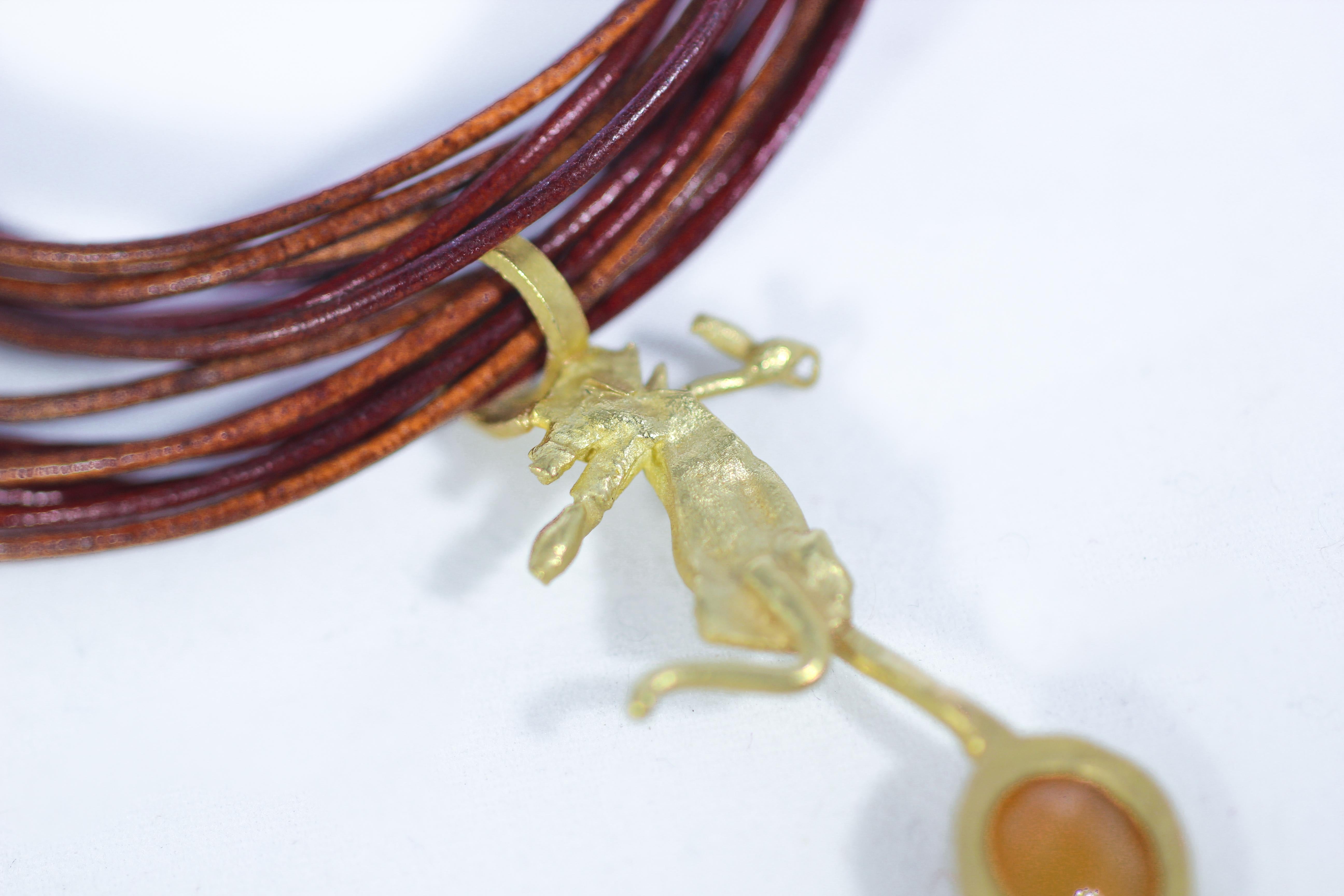 Saphir-Halskette aus 18 Karat Gold mit Figurenanhänger auf mehrreihigem Leder für Damen oder Herren im Angebot