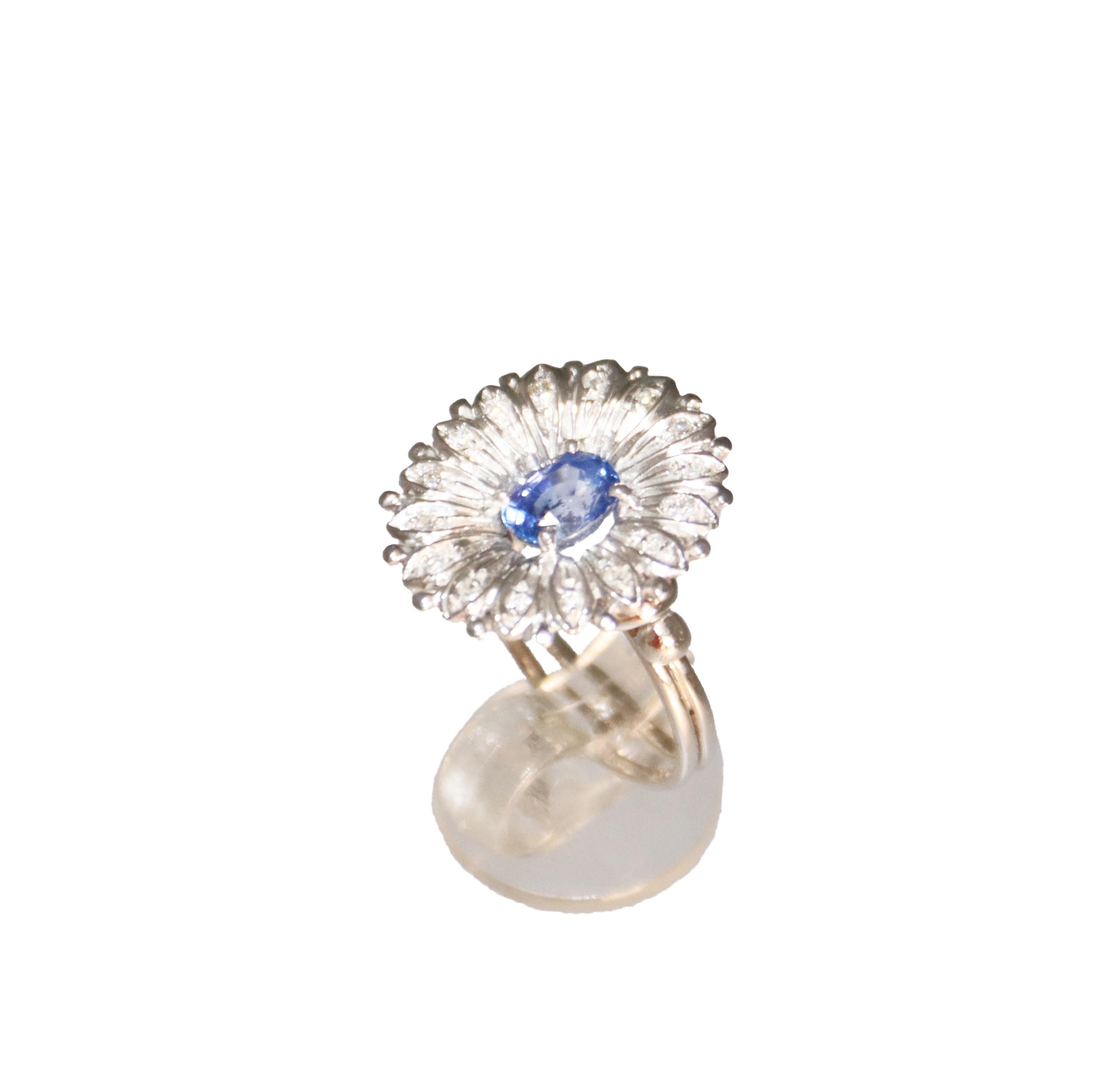 Anello da cocktail con zaffiro e diamanti in oro bianco 18 carati in vendita 3