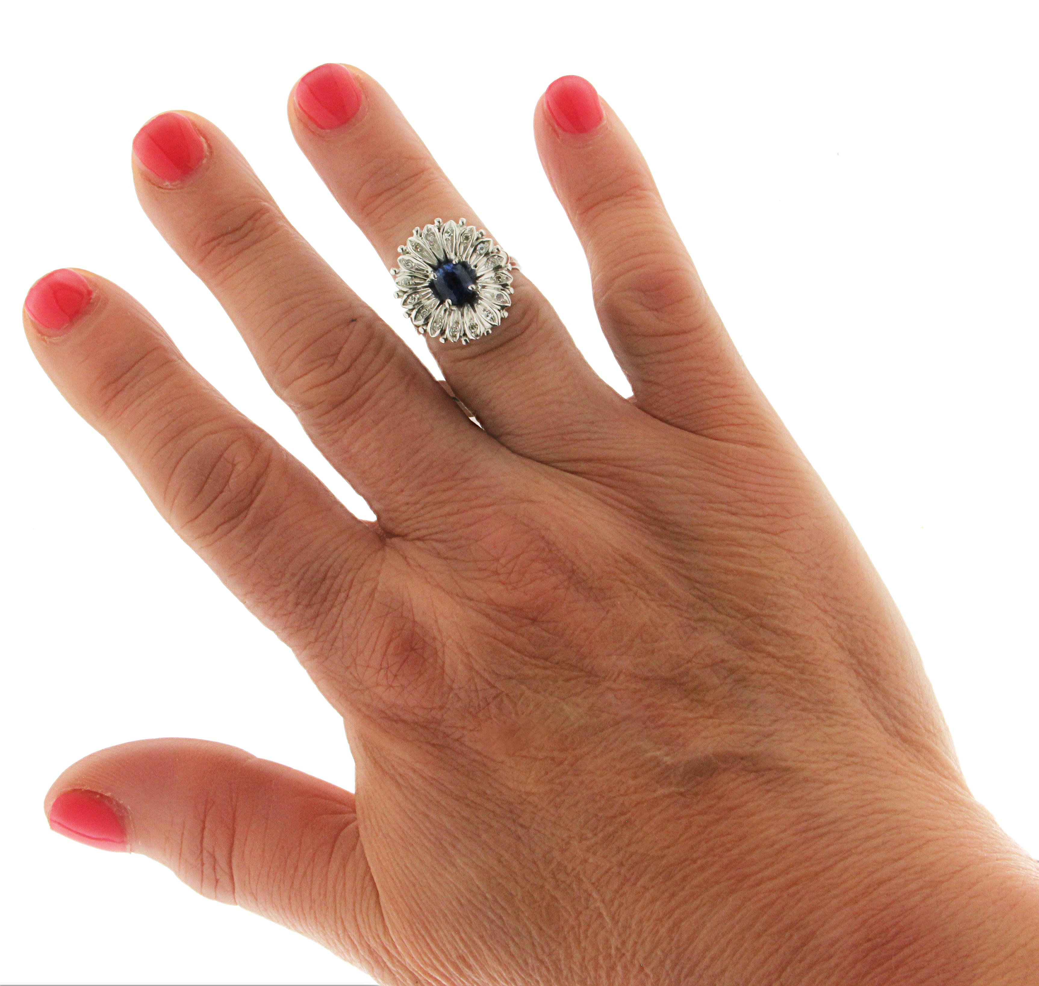 Anello da cocktail con zaffiro e diamanti in oro bianco 18 carati in vendita 4