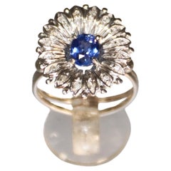 Anello da cocktail con zaffiro e diamanti in oro bianco 18 carati