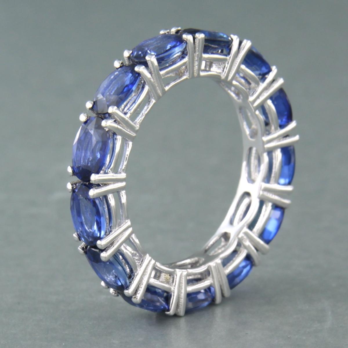 Beautiful modern eternity ring in 18k white gold, with 13 sapphires.

Sapphires
- 13 x 6.0 mm x 4.0 mm oval facet cut treated sapphires, total approx. 6.30 ct
Colour : blue

Weight of the ring is 5.2 gr

Height 4.0 cm thickness 4.4 cm

Ringsize EU