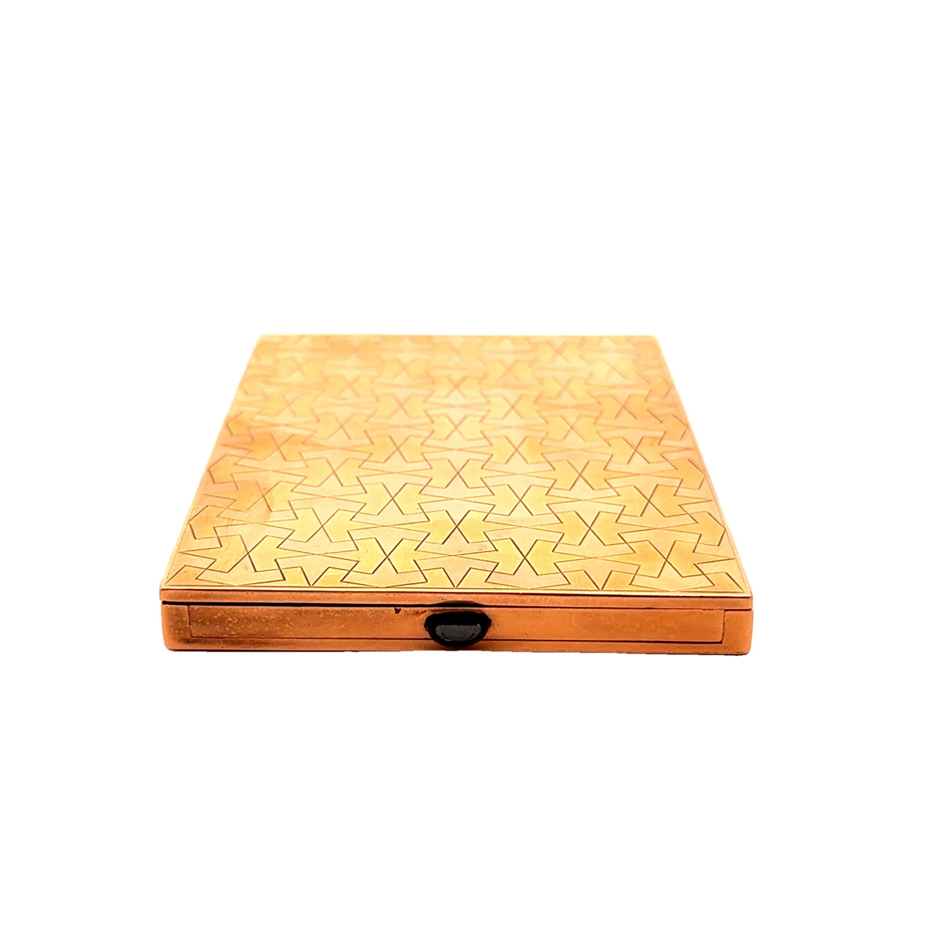 Une breloque étonnante réalisée dans un mélange d'or 18 carats, d'or rose et d'or jaune. La surface présente un motif géométrique complexe, créant un effet visuel hypnotique. Le design contemporain de la breloque est à la fois audacieux et élégant,