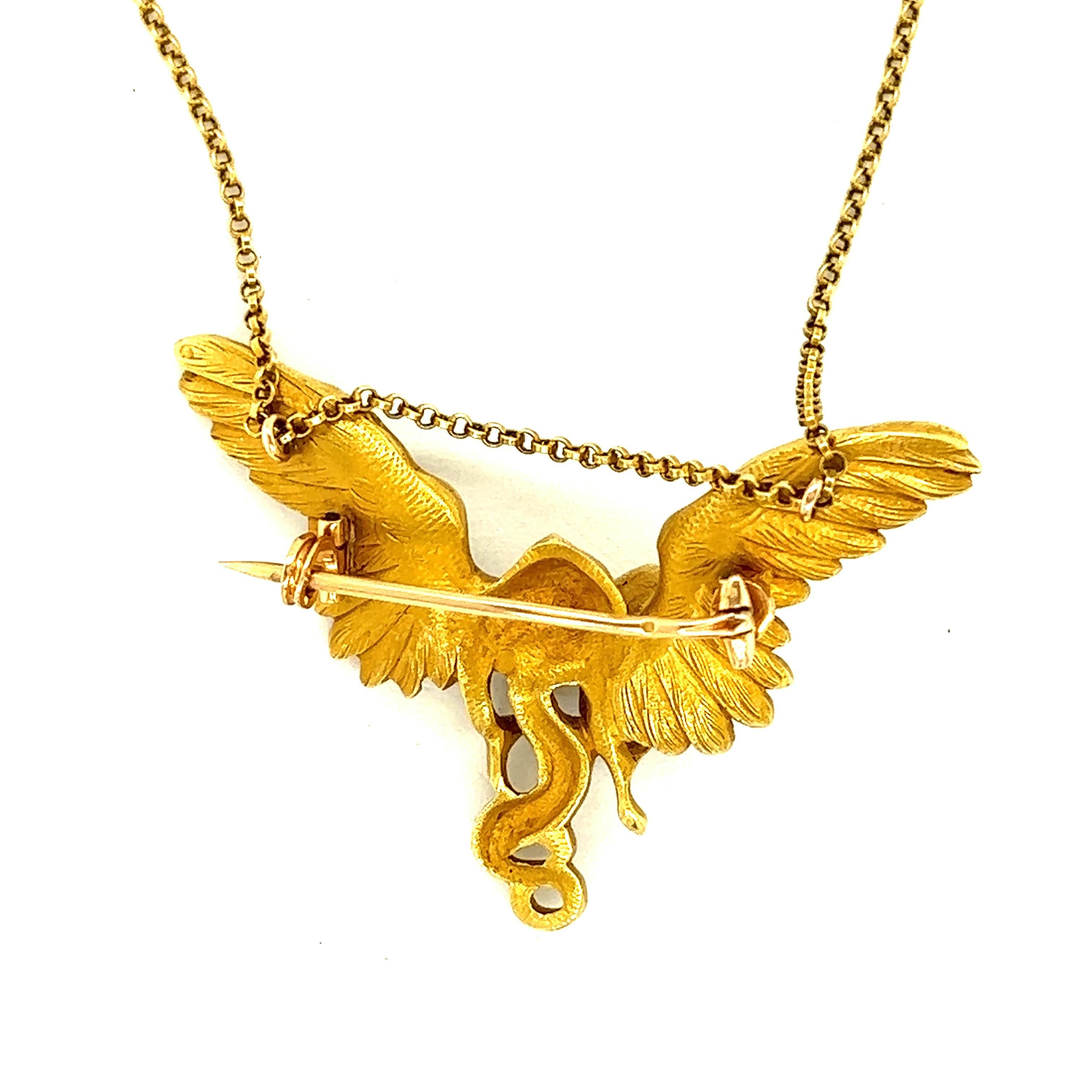 Taille ronde Collier pendentif oiseau en or jaune 18 carats et saphirs en vente