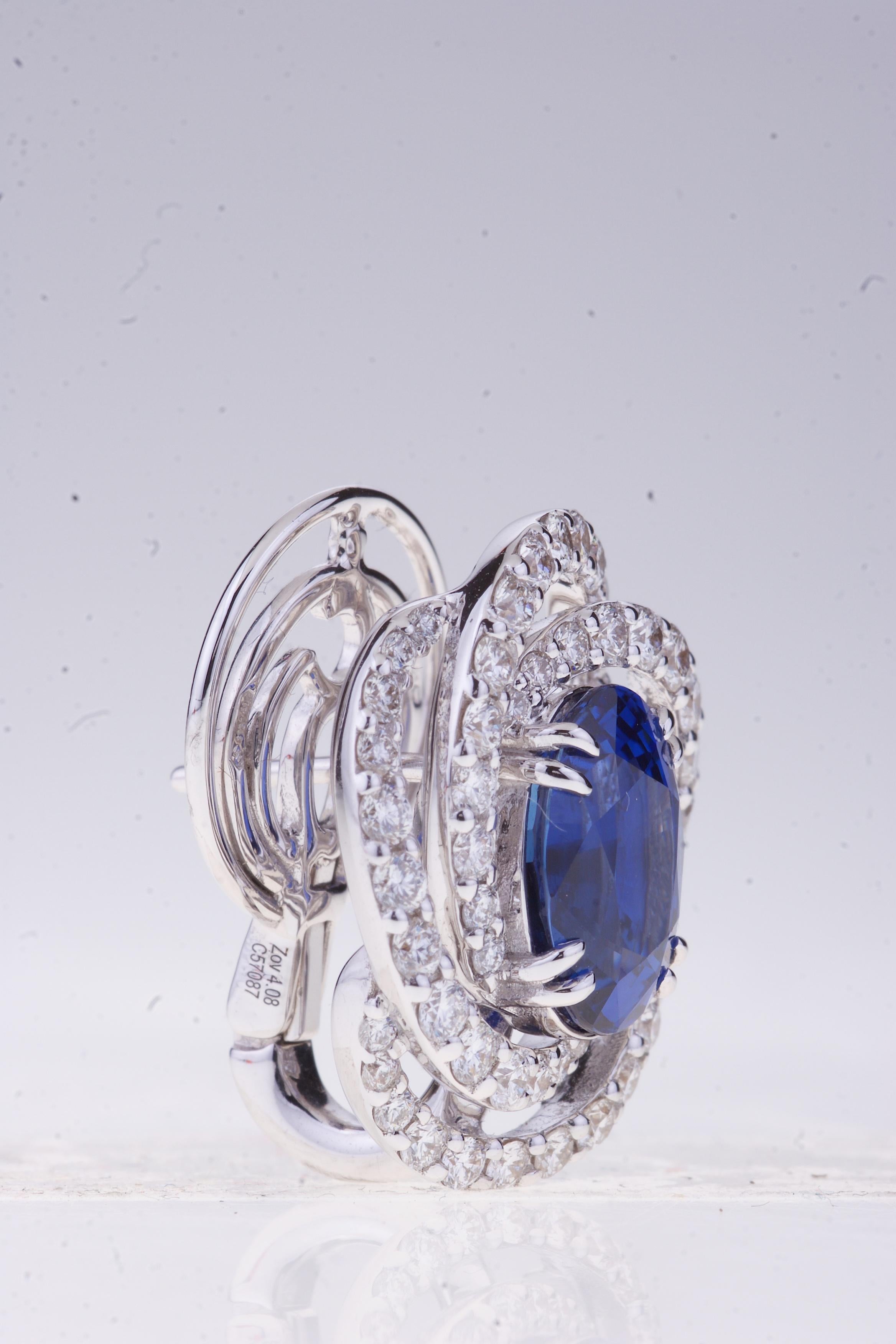 Taille ovale Boucles d'oreilles en or avec saphir de 4 carats chacune et cercle de diamants avec certificat en vente