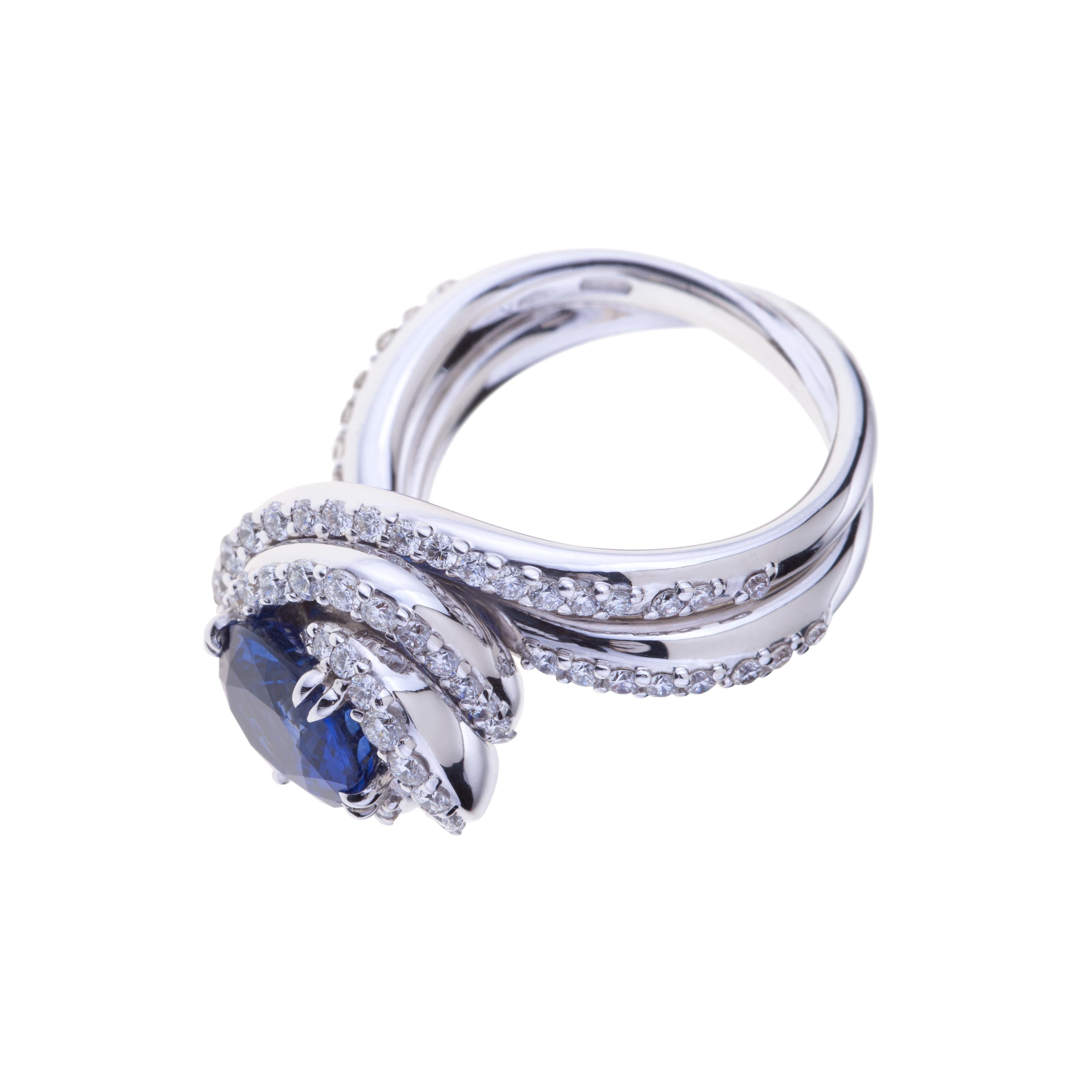 Saphir 4,07 ct. (Certificat) Bague en or blanc avec cercle de diamants
Une conception contemporaine pour cette bague avec un étonnant saphir bleu ovale de 4,07ct. de taille 9,87x8,26x5,96 mm et des diamants circulaires (ct. 1,23) pour une pièce