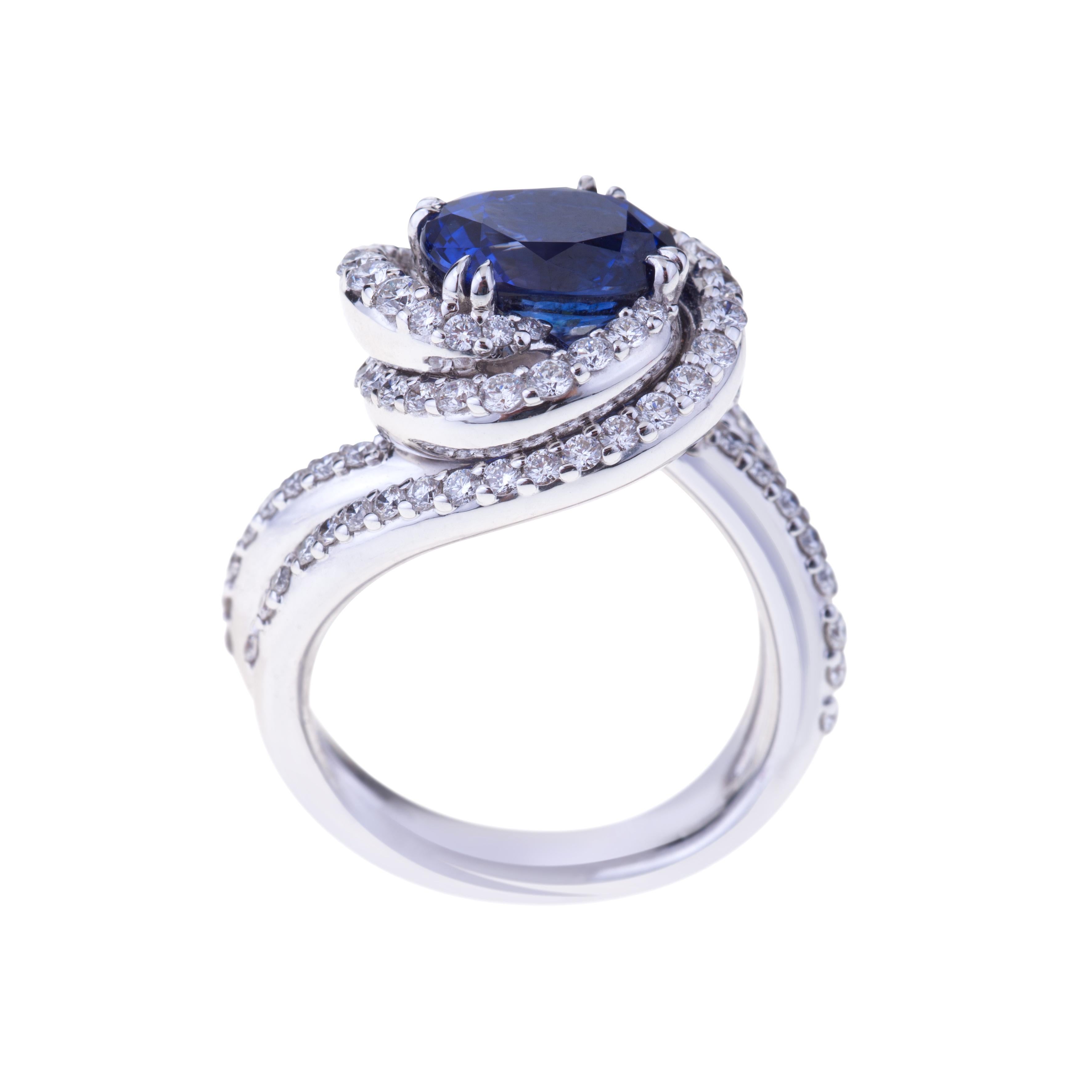 Contemporary Sapphire 4.07 Carat 'Certificate' Ring White Gold with Circle of Diamonds
