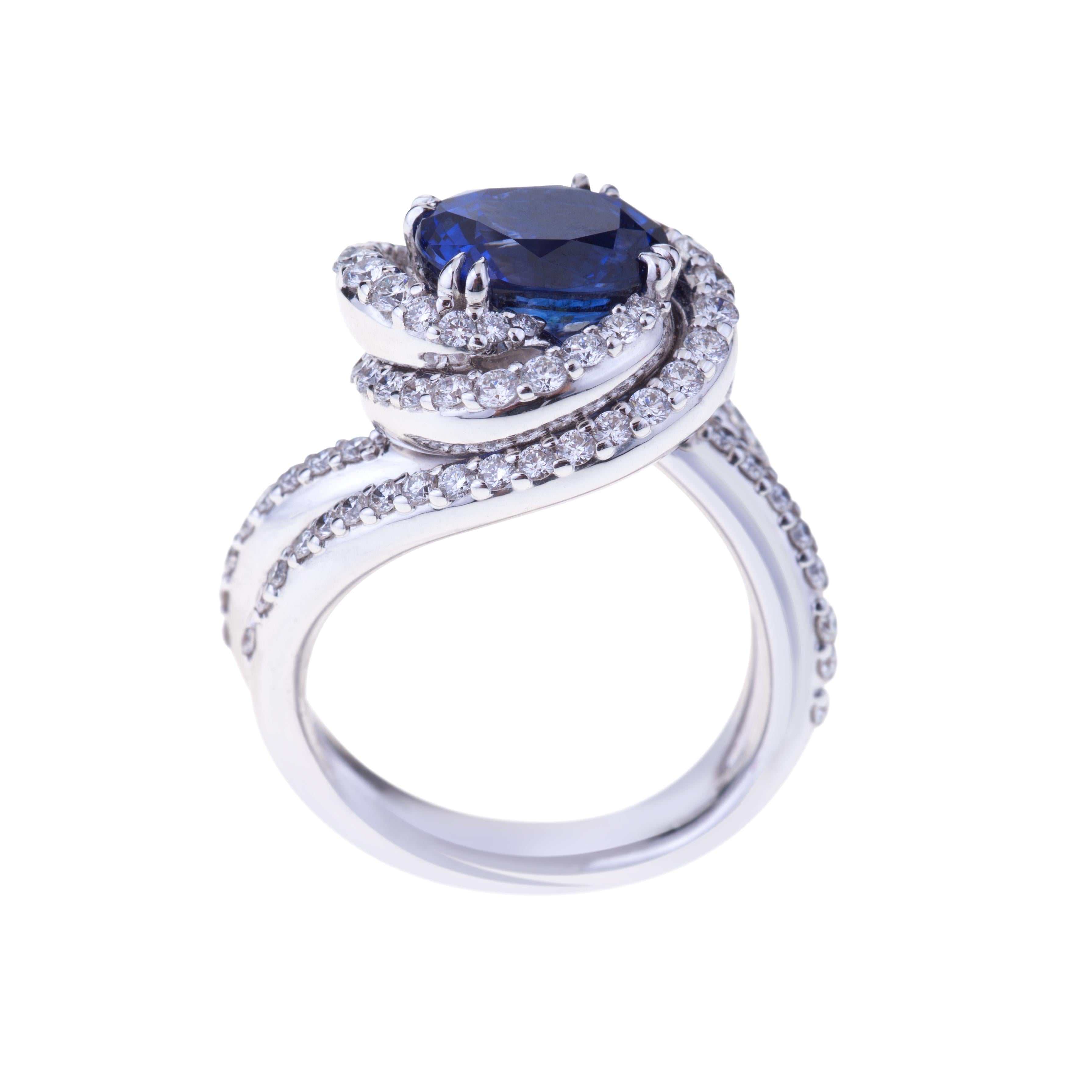 Contemporain Bague « Certificat » en or blanc avec saphir de 4,07 carats et cercle de diamants en vente