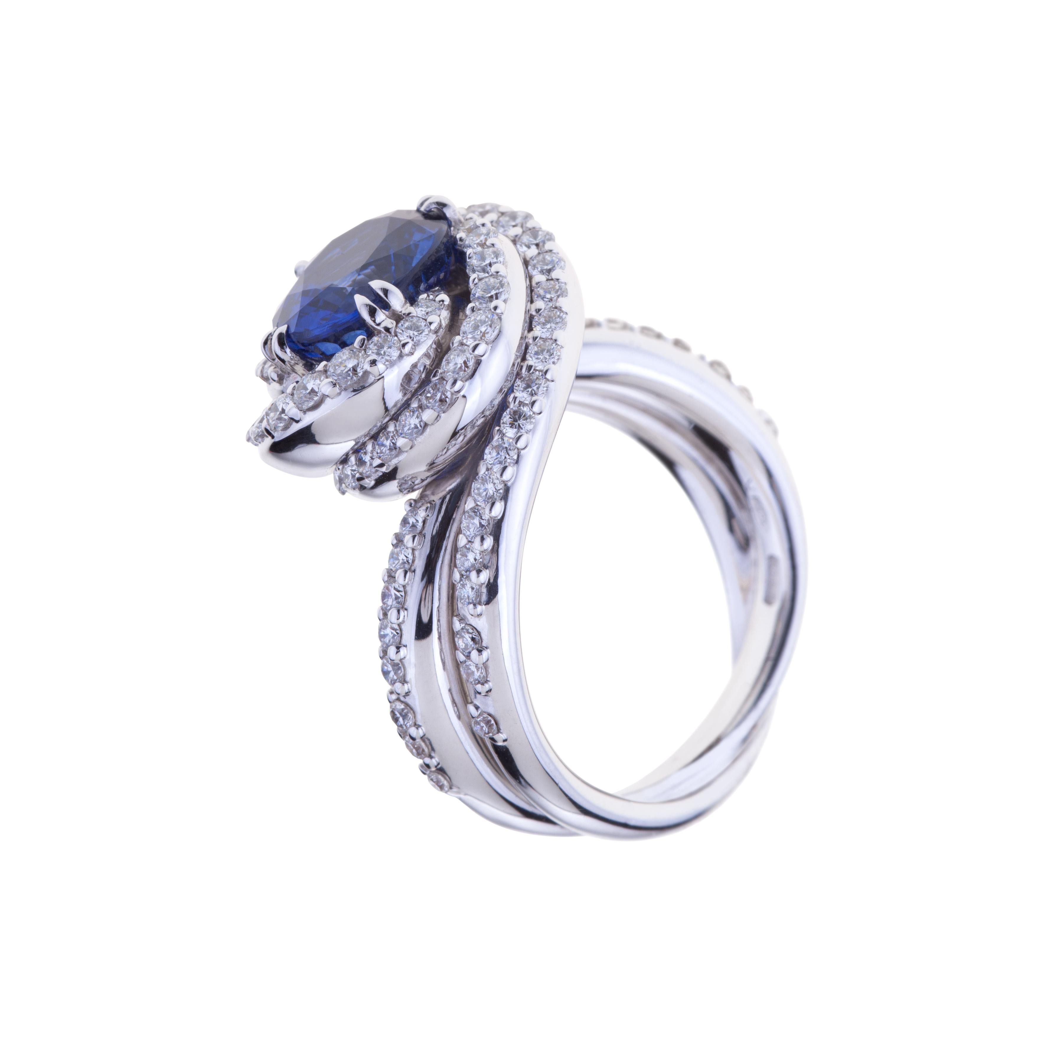 Taille ovale Bague « Certificat » en or blanc avec saphir de 4,07 carats et cercle de diamants en vente