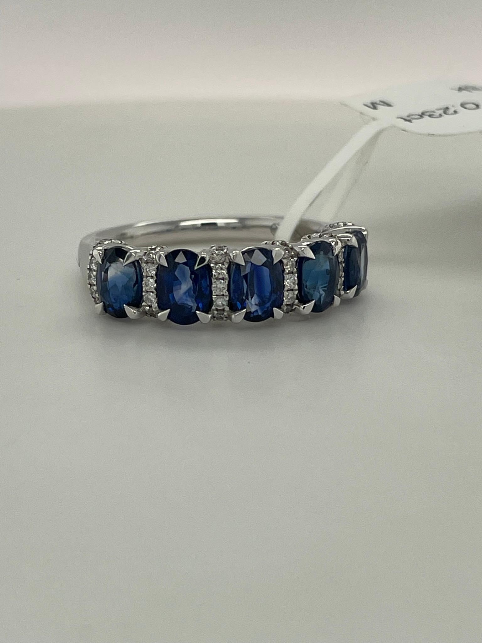 Saphir-Ring mit 5 Steinen aus 18 Karat Weißgold im Angebot 4