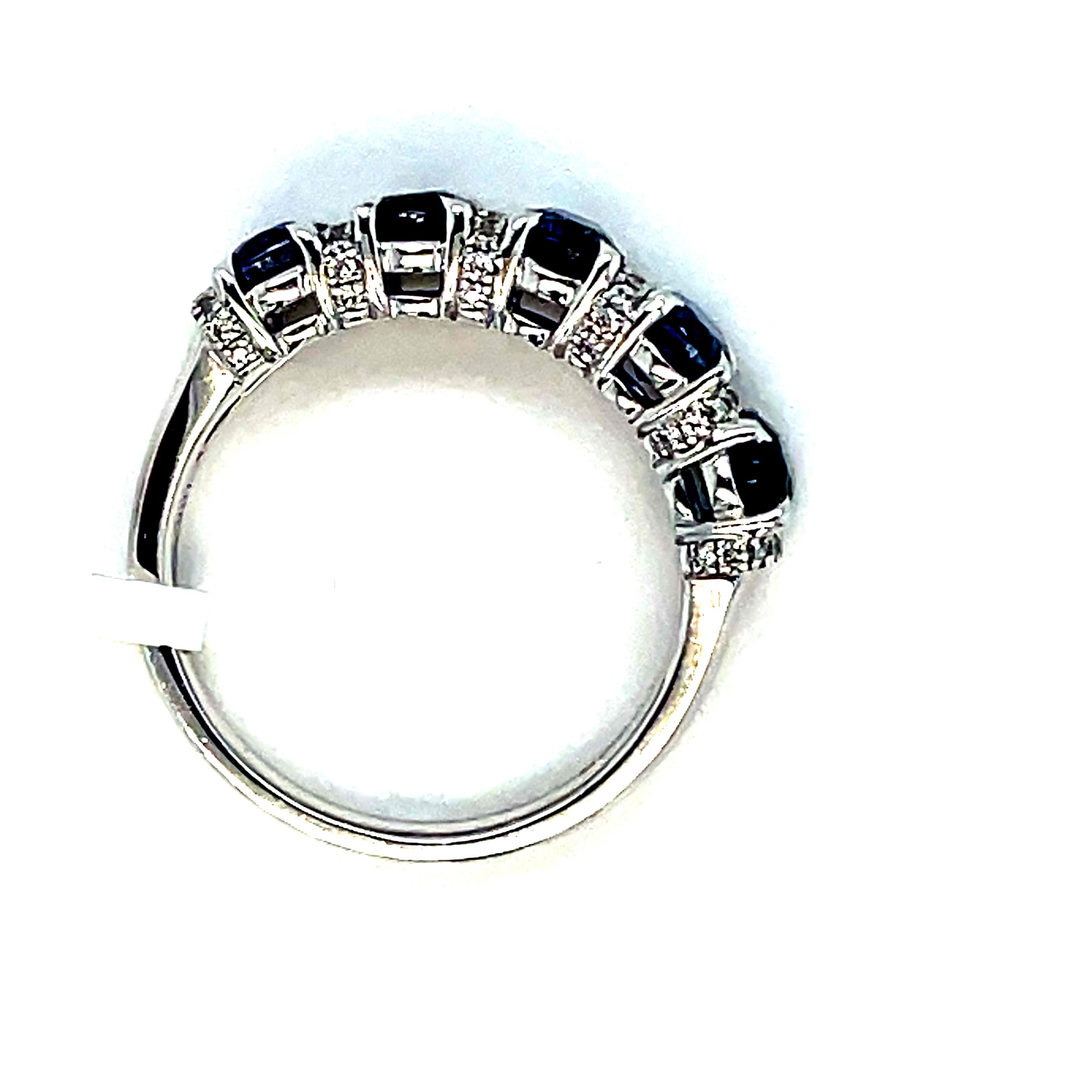Dieser exquisite Ring aus 18 Karat Weißgold ist ein wahres Meisterwerk. Mit fünf atemberaubenden Saphiren im Ovalschliff von insgesamt 2,67 Karat und funkelnden Diamanten der Qualität H/Si strahlt dieser Ring Eleganz und Luxus aus. Das 4,4 mm dicke