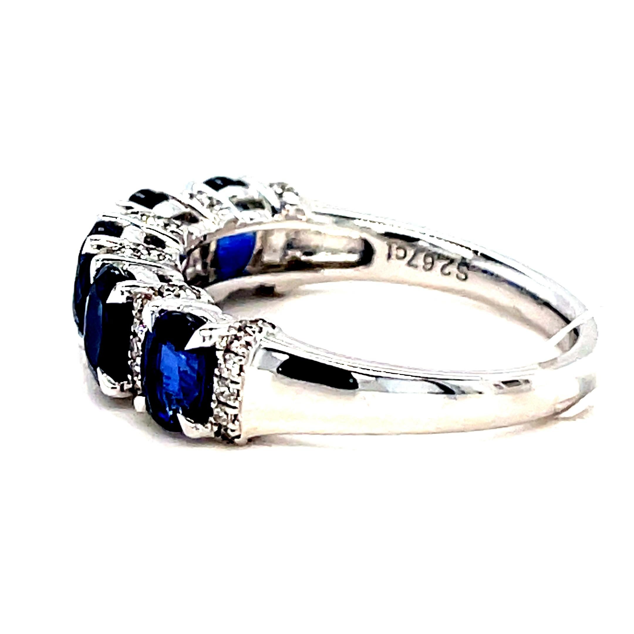 Saphir-Ring mit 5 Steinen aus 18 Karat Weißgold (Ovalschliff) im Angebot