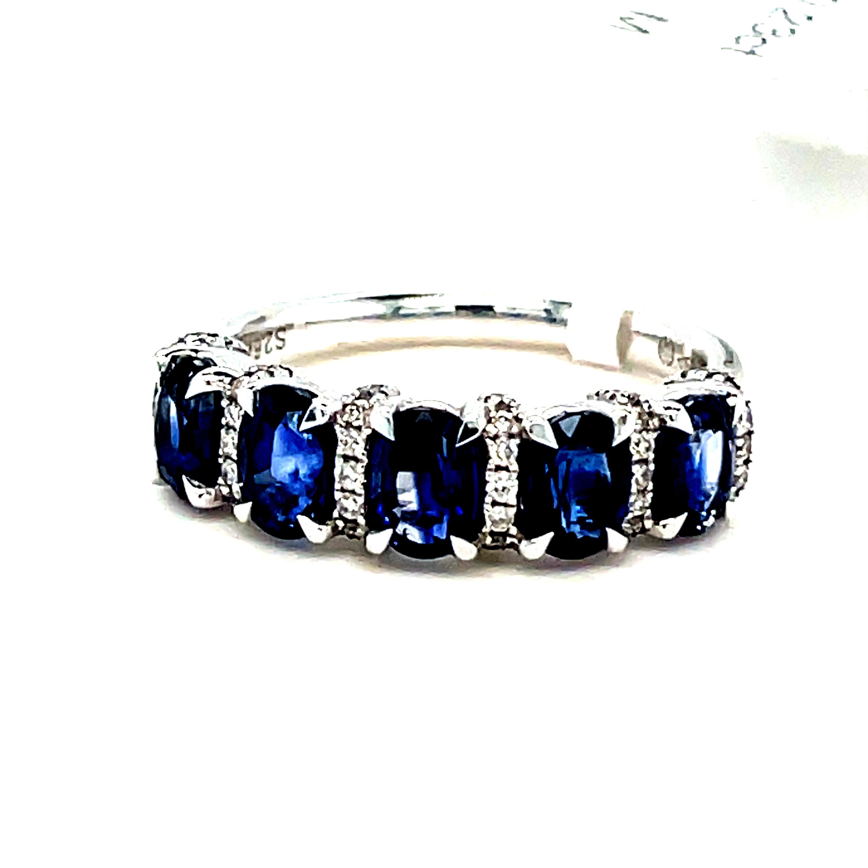 Saphir-Ring mit 5 Steinen aus 18 Karat Weißgold im Zustand „Neu“ im Angebot in London, GB