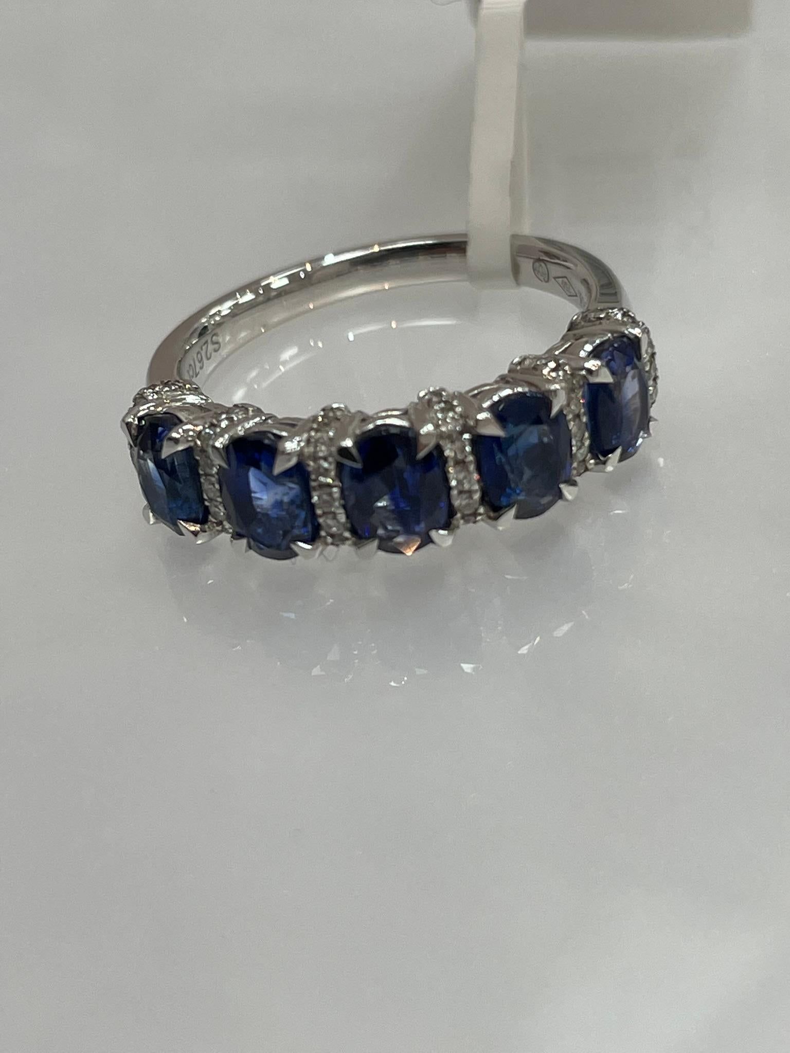 Saphir-Ring mit 5 Steinen aus 18 Karat Weißgold Damen im Angebot