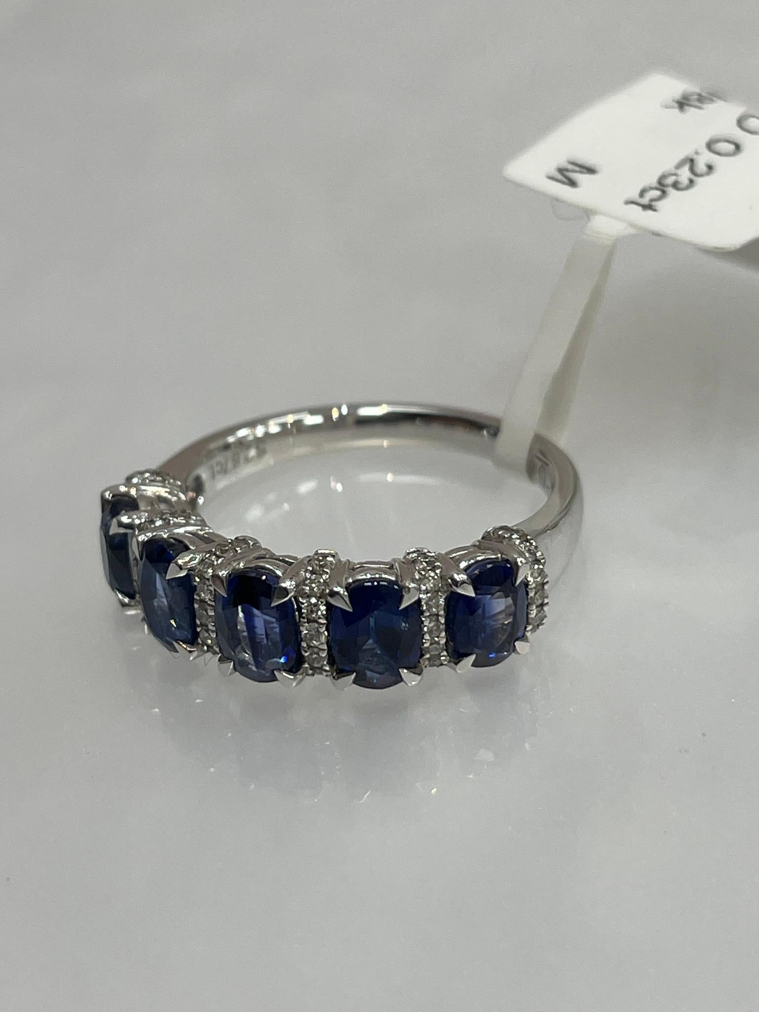 Saphir-Ring mit 5 Steinen aus 18 Karat Weißgold im Angebot 1