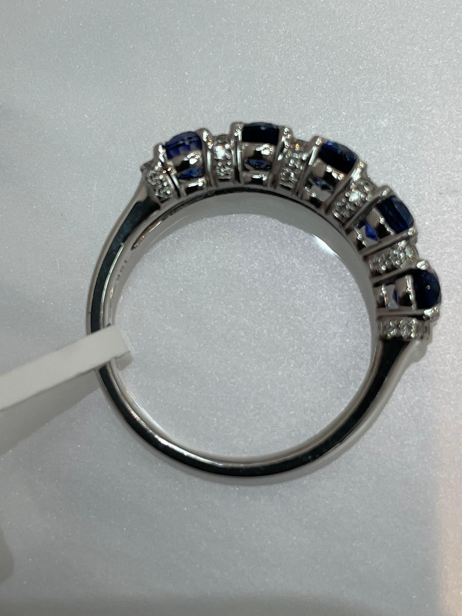 Saphir-Ring mit 5 Steinen aus 18 Karat Weißgold im Angebot 2