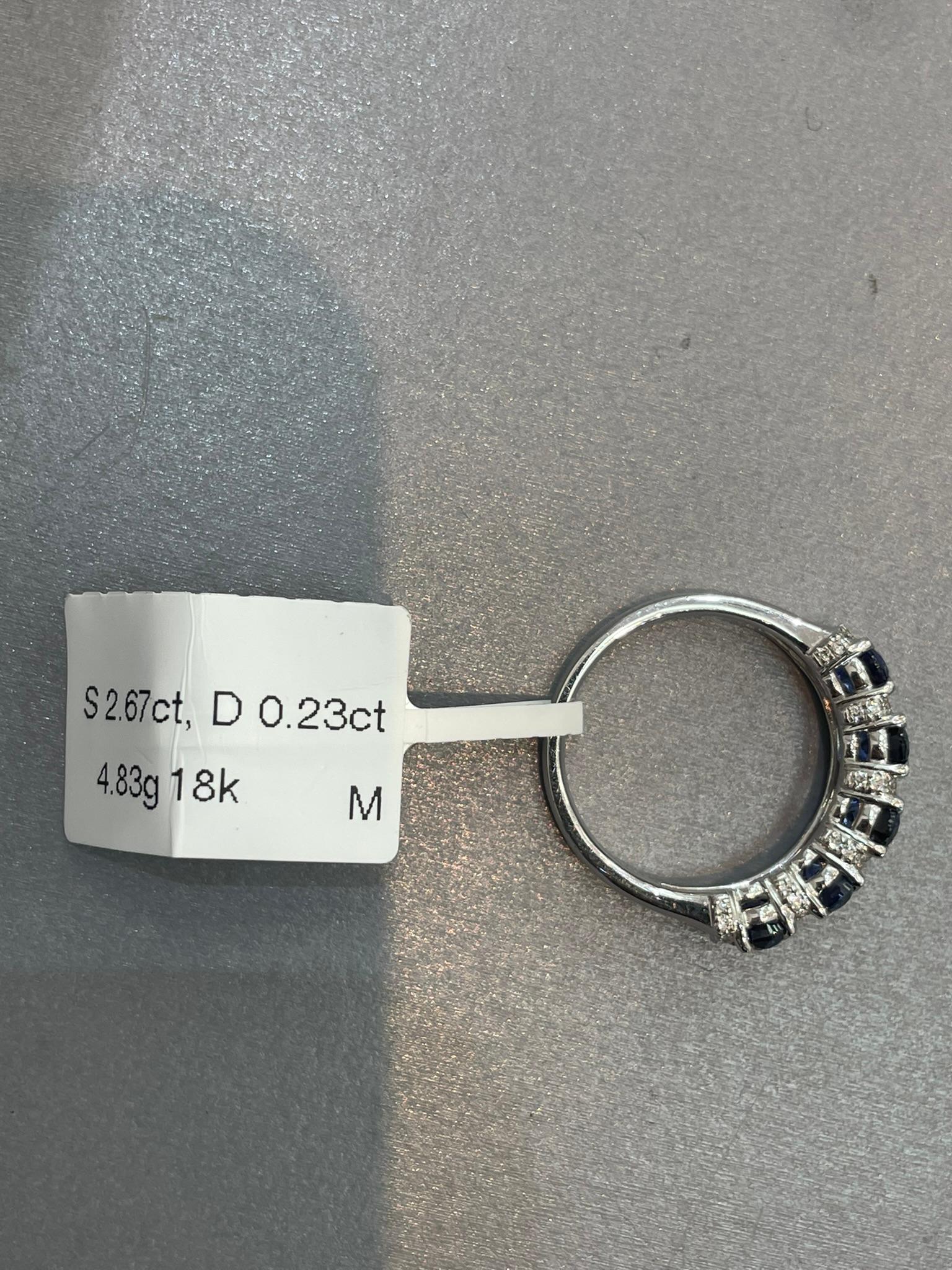 Saphir-Ring mit 5 Steinen aus 18 Karat Weißgold im Angebot 3