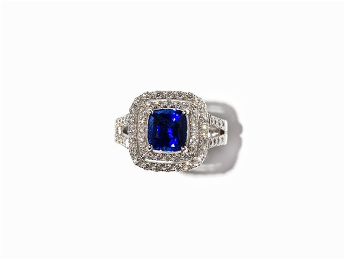 Brilliant Cut beautiful blue sapphire diamond platinum ring For Sale