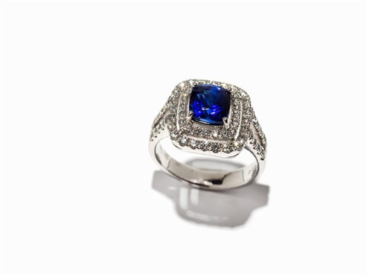 Women's beautiful blue sapphire diamond platinum ring For Sale