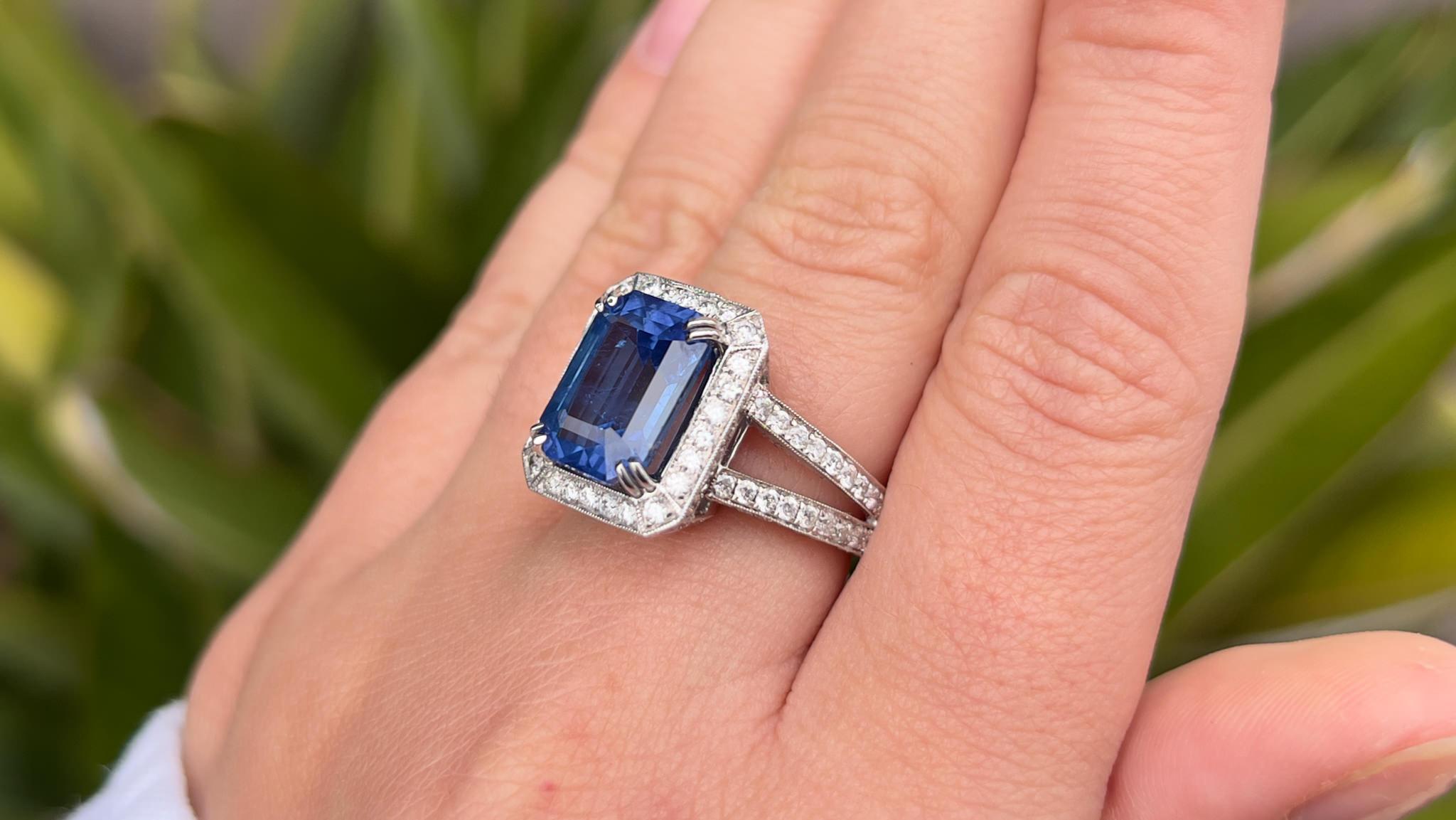 Sapphire 6.50 Carat Ring with Diamonds 18k Gold In Excellent Condition For Sale In Carlsbad, CA