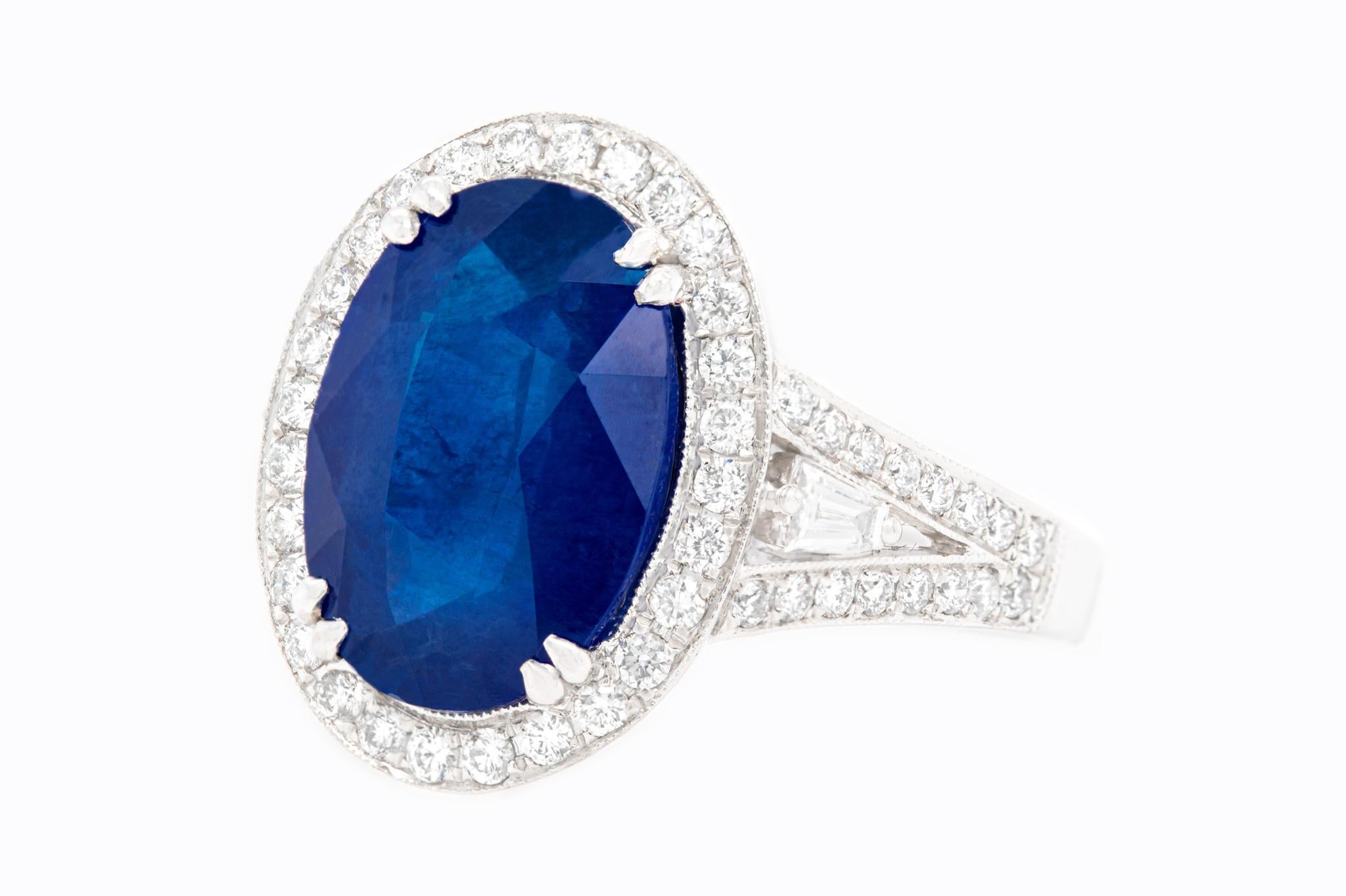 Contemporary Sapphire 6.51 Carat Ring with Diamond Halo 0.70 Carats Total 18k Gold For Sale