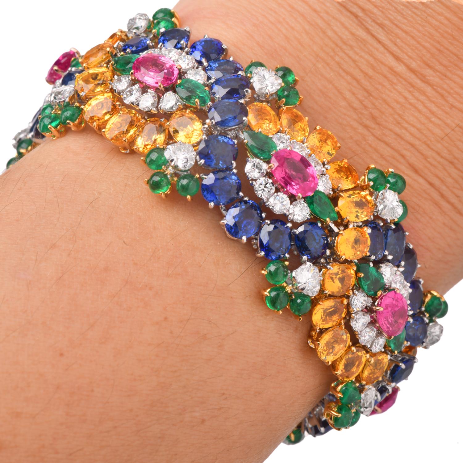 Ce magnifique bracelet à grappes de fleurs est réalisé en platine et jaune 18 carats.

Ce luxueux bracelet présente une étonnante combinaison de 96 saphirs roses, jaunes et bleus GIA de forme ovale, totalisant environ 55,00 carats et complétés par