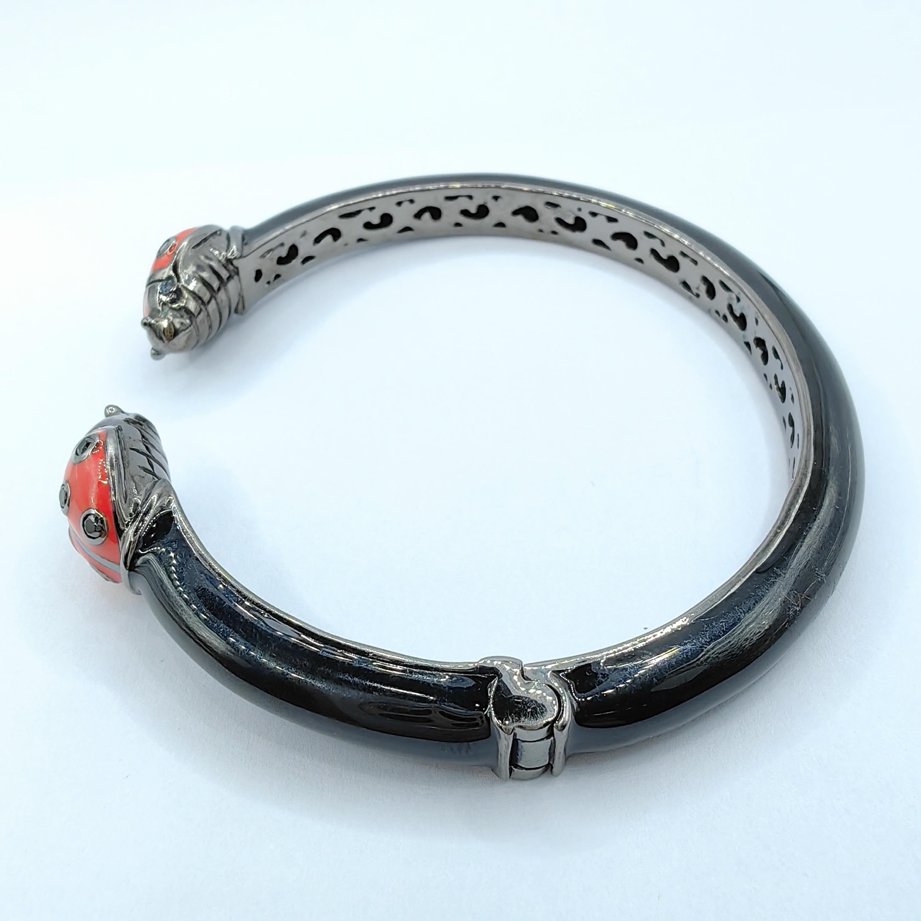 Saphirbesetztes Marienkäferarmband aus emailliertem Sterling Silber mit abgerundeter dünner Manschette (Zeitgenössisch)