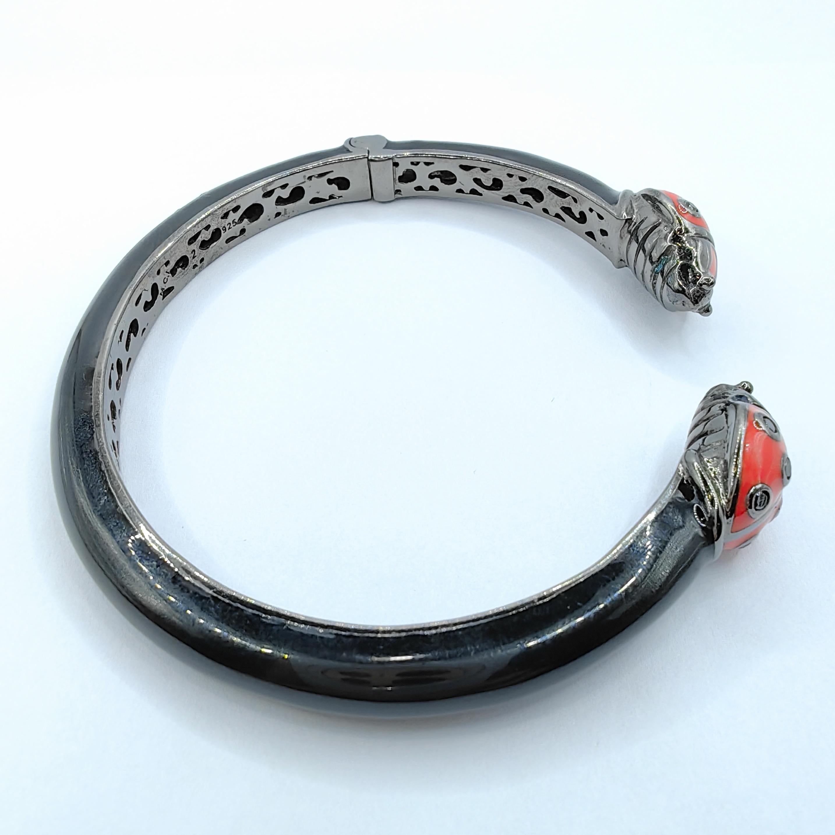 Saphirbesetztes Marienkäferarmband aus emailliertem Sterling Silber mit abgerundeter dünner Manschette (Rundschliff)