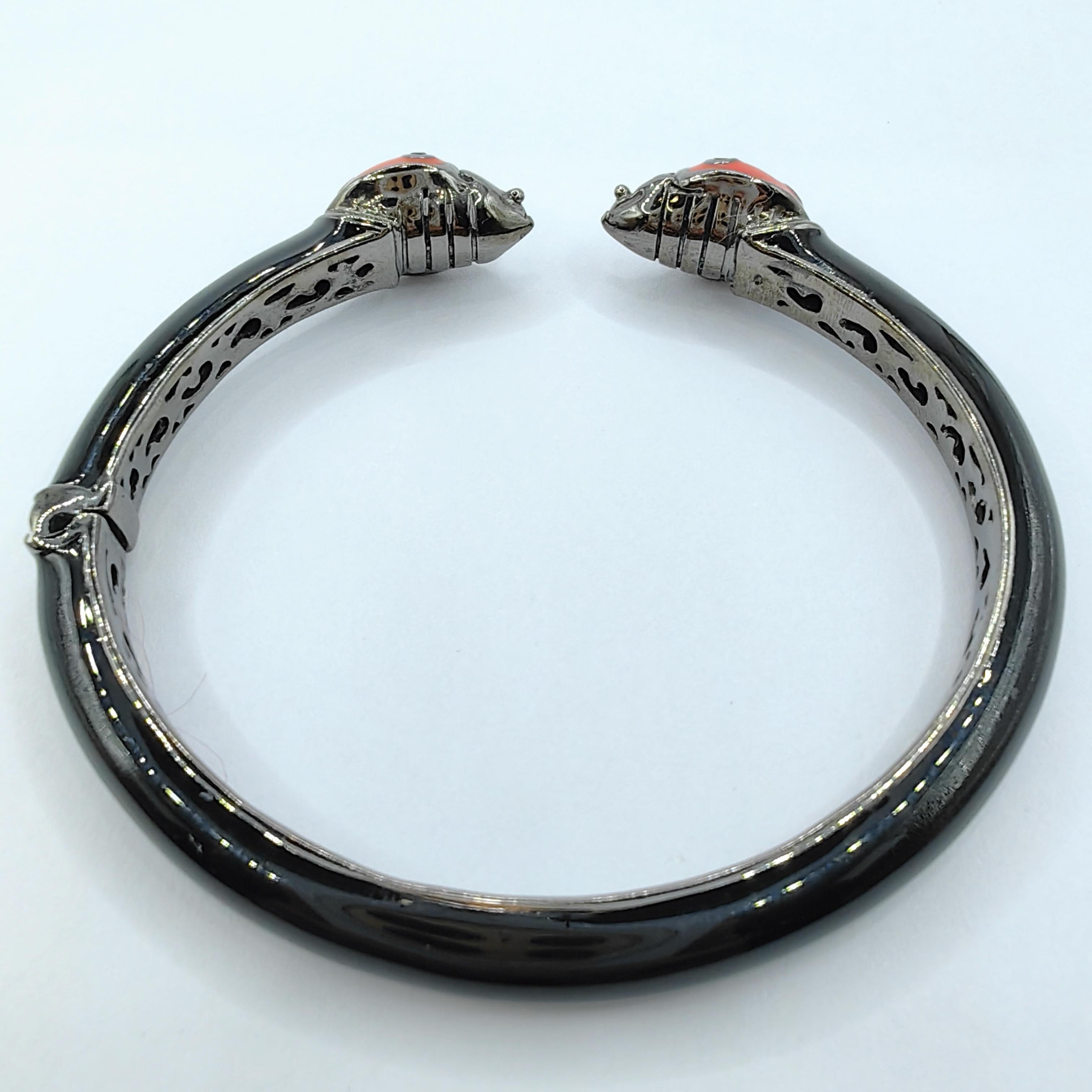 Saphirbesetztes Marienkäferarmband aus emailliertem Sterling Silber mit abgerundeter dünner Manschette im Zustand „Neu“ in Wan Chai District, HK