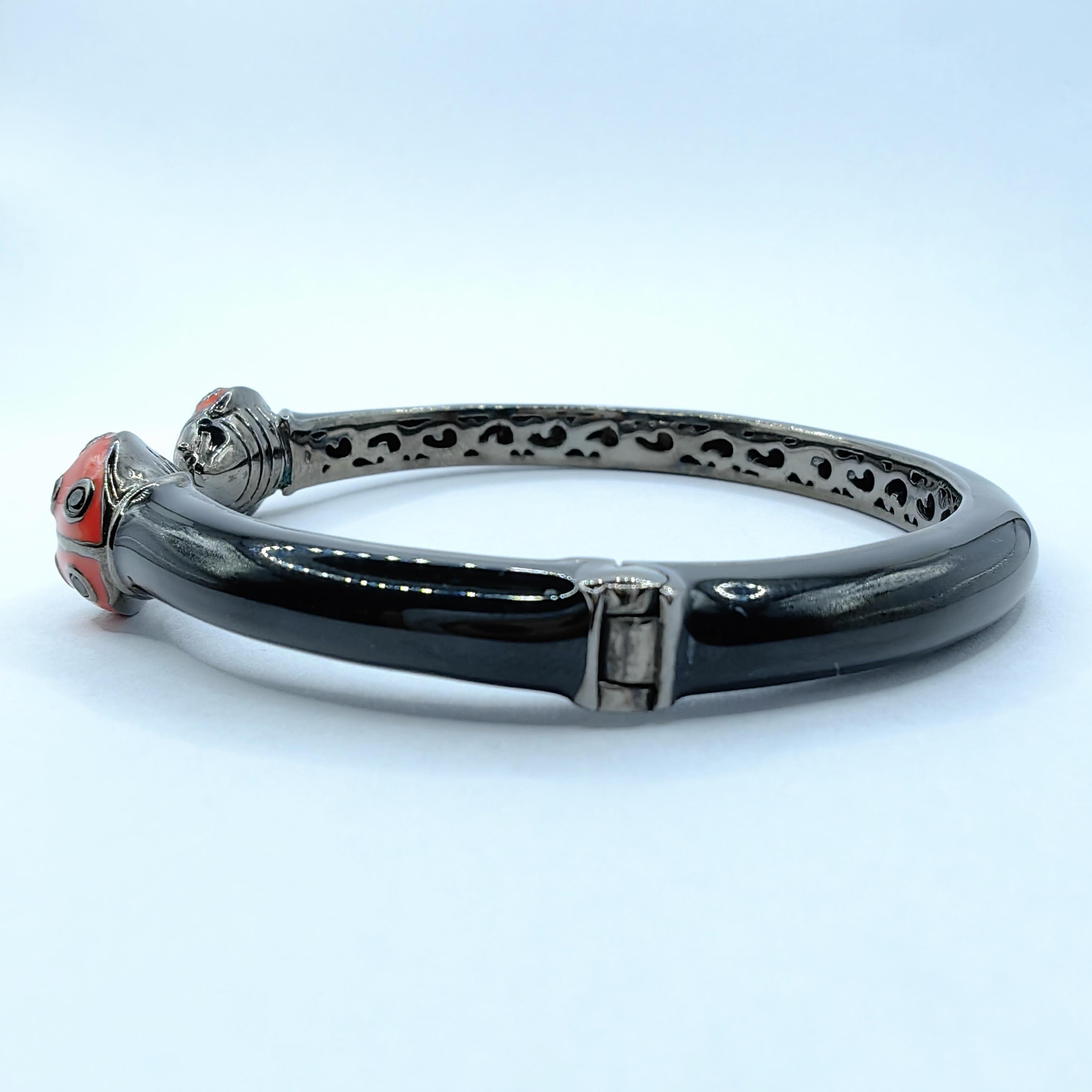 Saphirbesetztes Marienkäferarmband aus emailliertem Sterling Silber mit abgerundeter dünner Manschette für Damen oder Herren