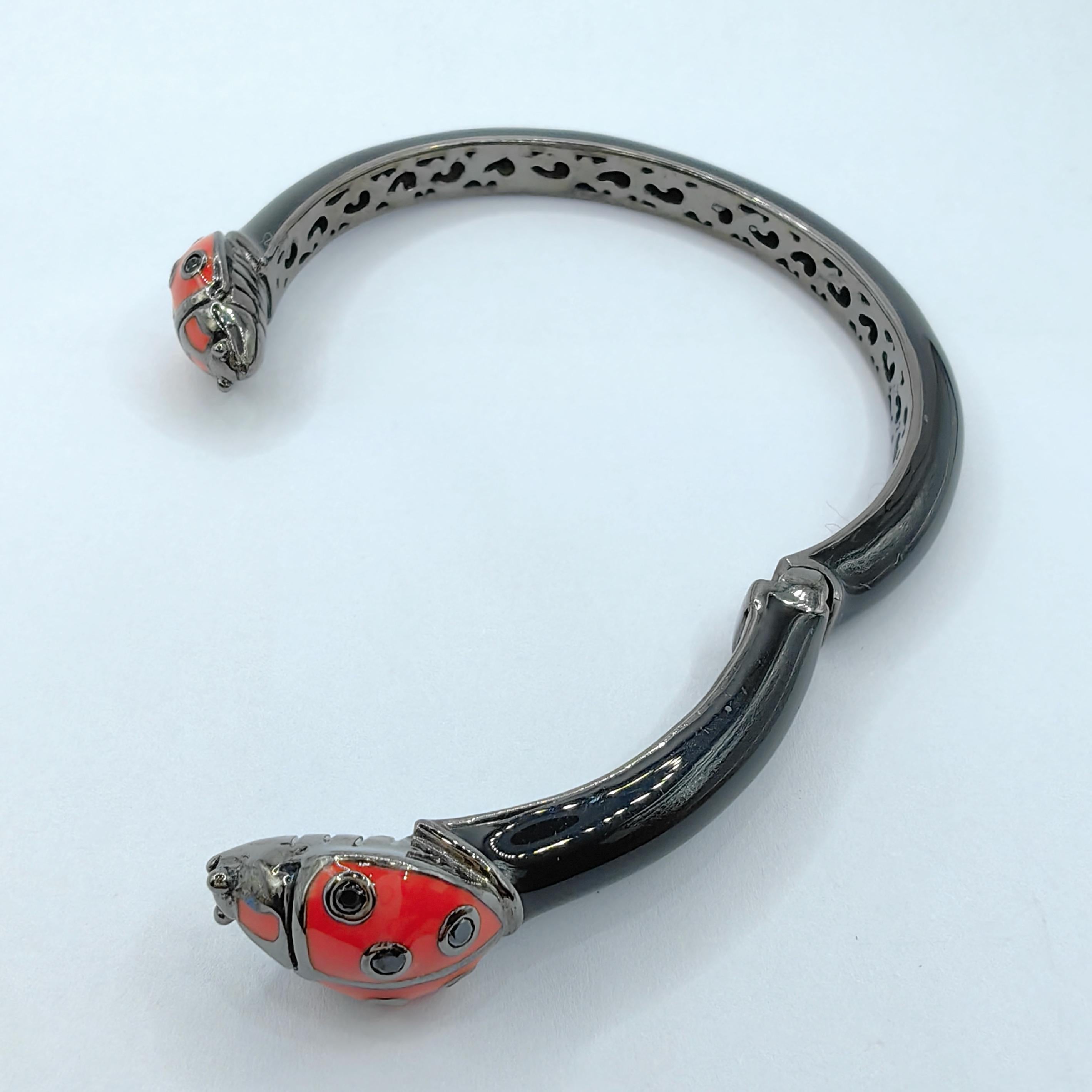 Saphirbesetztes Marienkäferarmband aus emailliertem Sterling Silber mit abgerundeter dünner Manschette 1