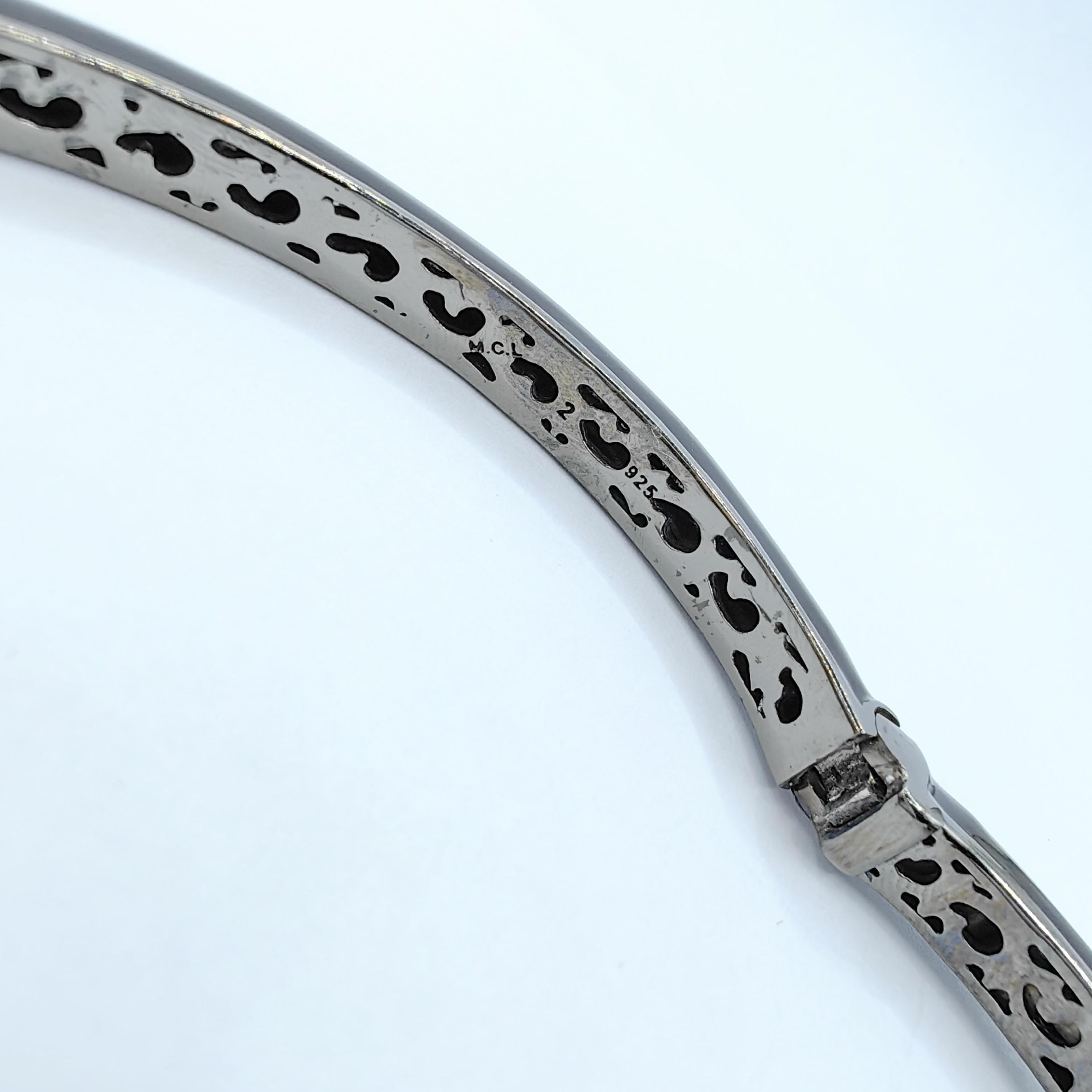 Saphirbesetztes Marienkäferarmband aus emailliertem Sterling Silber mit abgerundeter dünner Manschette 2