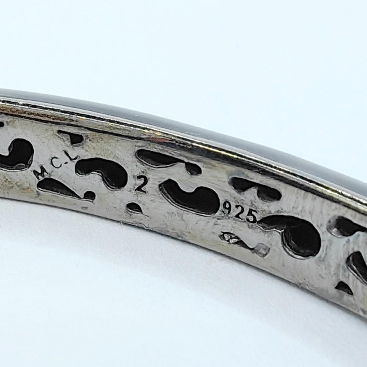 Saphirbesetztes Marienkäferarmband aus emailliertem Sterling Silber mit abgerundeter dünner Manschette 3