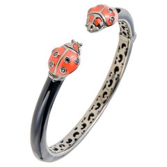 Saphirbesetztes Marienkäferarmband aus emailliertem Sterling Silber mit abgerundeter dünner Manschette